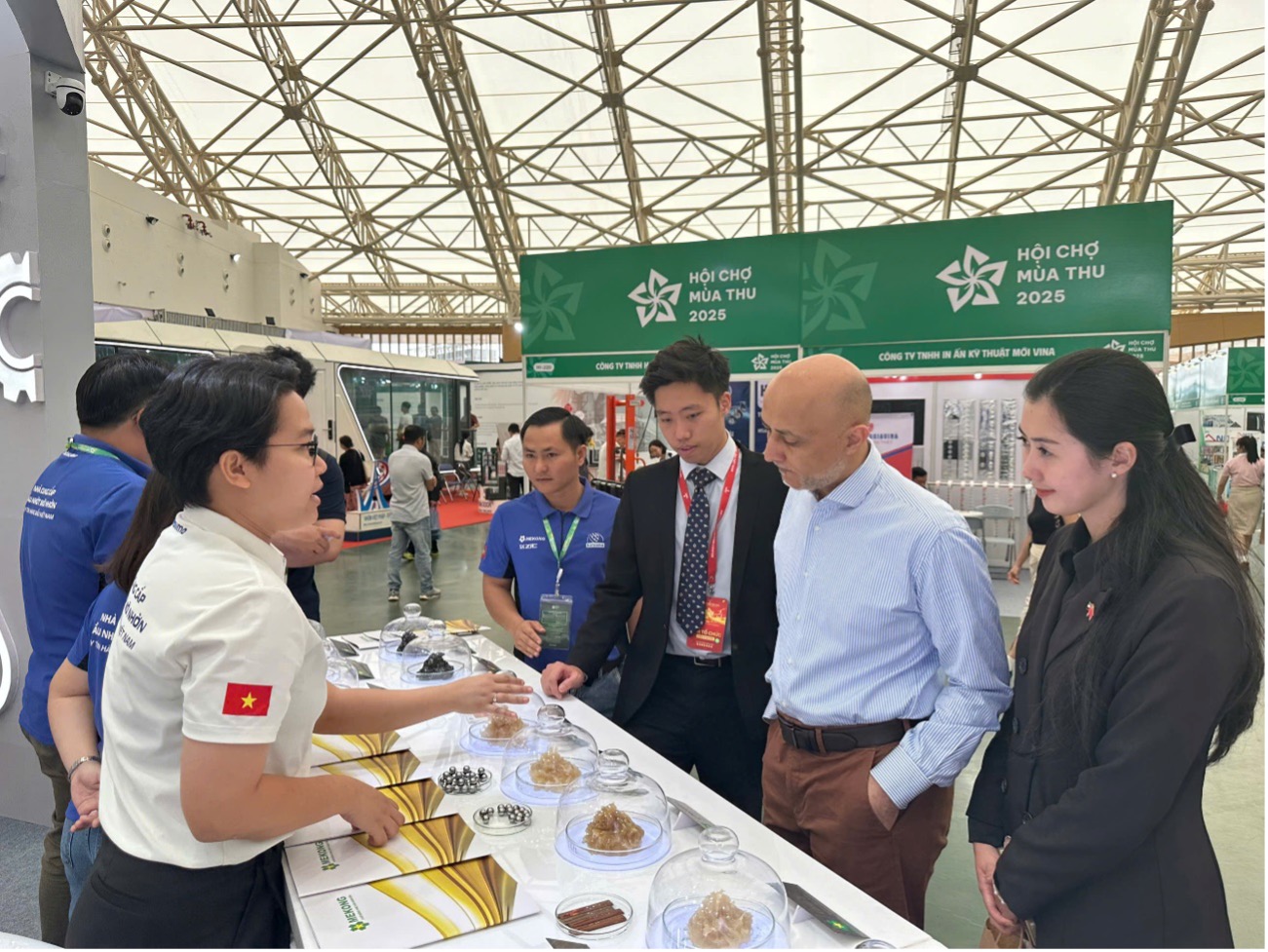 Đại diện Cơ quan Ngoại giao ấn tượng về quy mô của Hội chợ Mùa Thu 