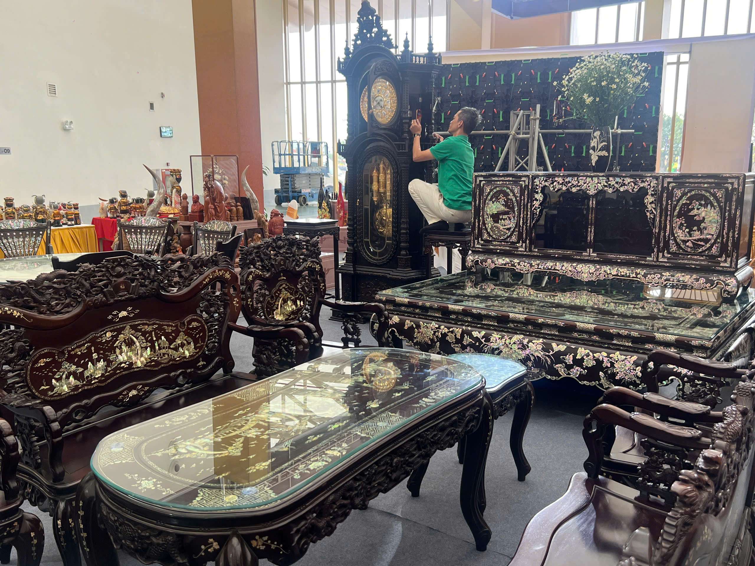 Bộ bàn ghế khảm xà cừ 650 triệu đồng gây chú ý tại Hội chợ Mùa Thu 