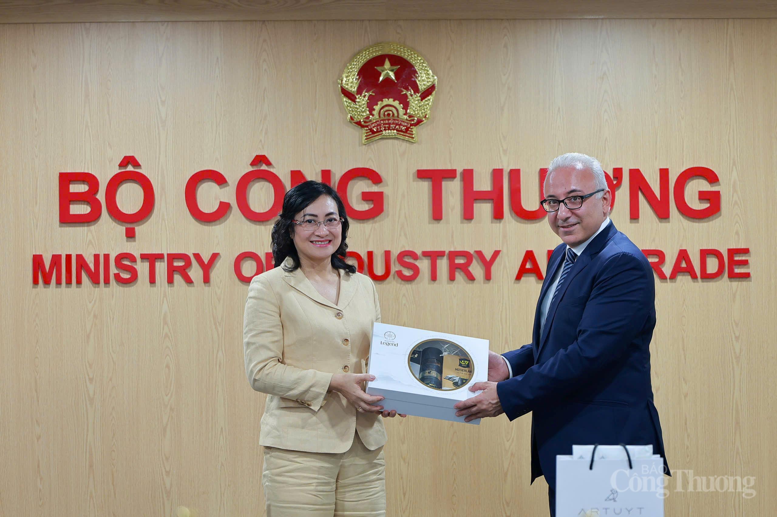 Thứ trưởng Phan Thị Thắng làm việc với Thứ trưởng Bộ Ngoại giao Armenia