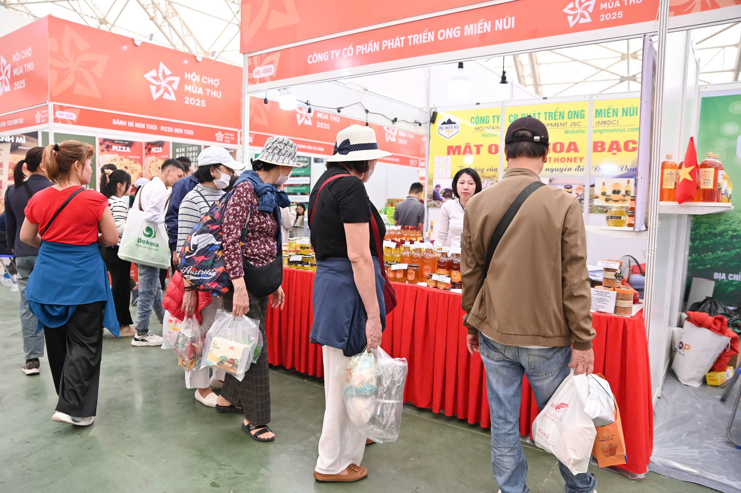 Sức mua mạnh mẽ tại Hội chợ Mùa Thu lần thứ nhất - 2025