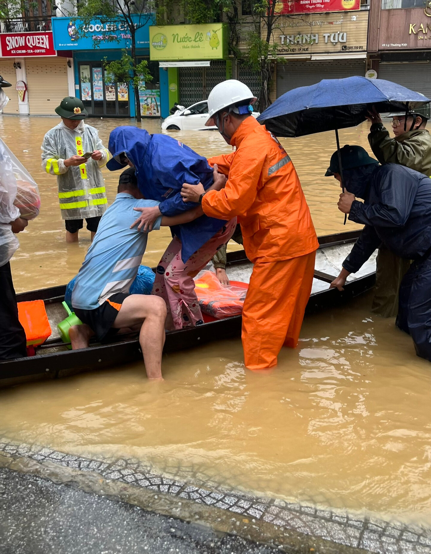 Nhân viên ngành điện Huế hỗ trợ người bệnh cấp cứu kịp thời