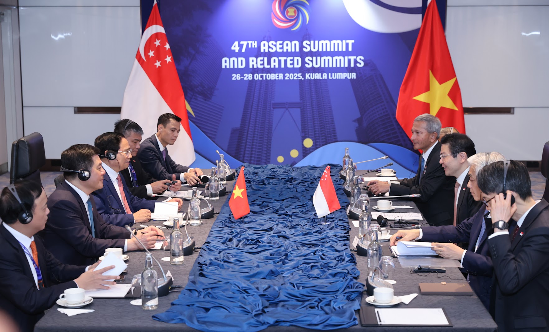 Thủ tướng đề nghị Singapore hỗ trợ phát triển công nghiệp bán dẫn