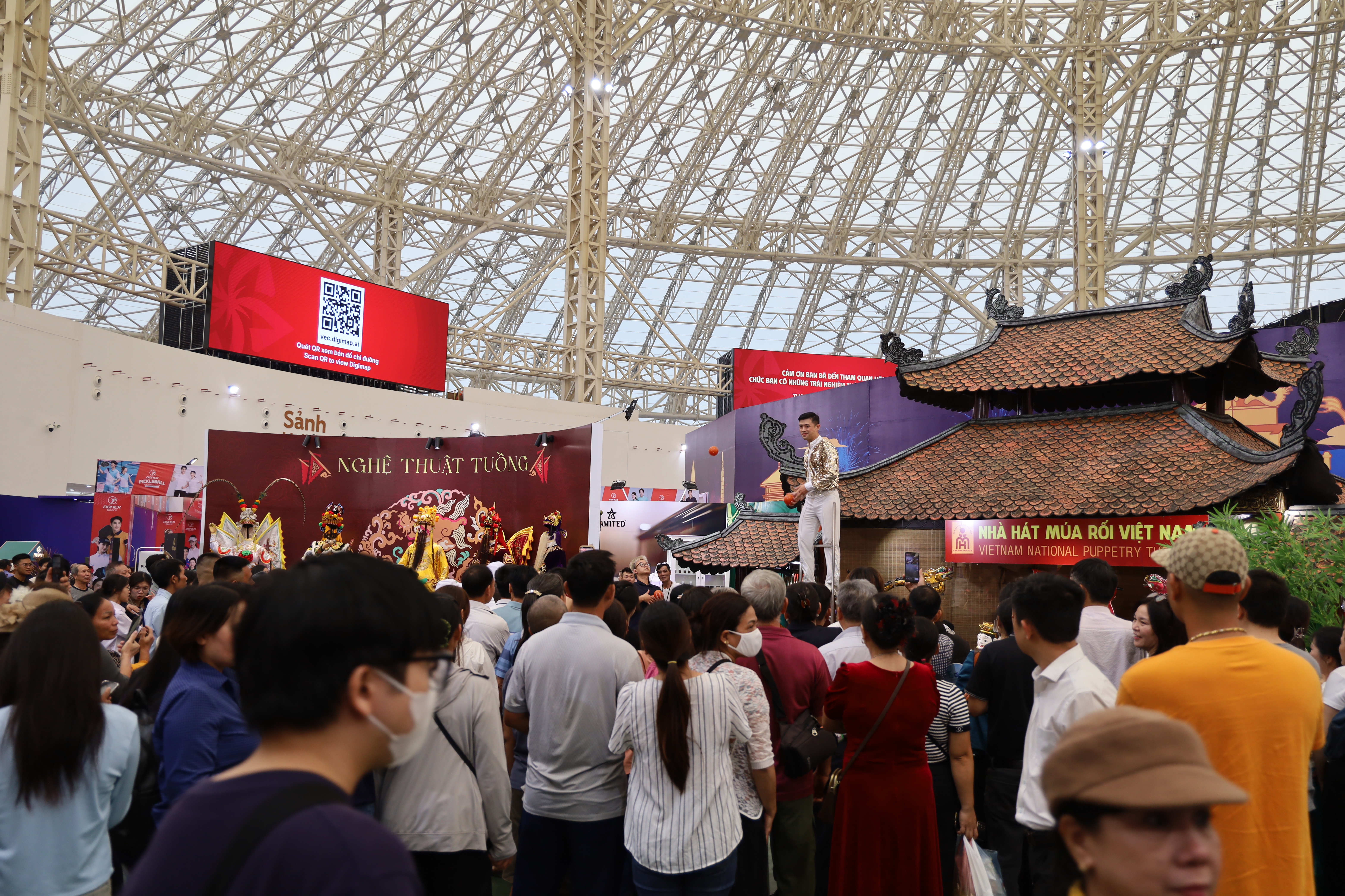 Sắc màu nghệ thuật khuấy động Hội chợ Mùa Thu 