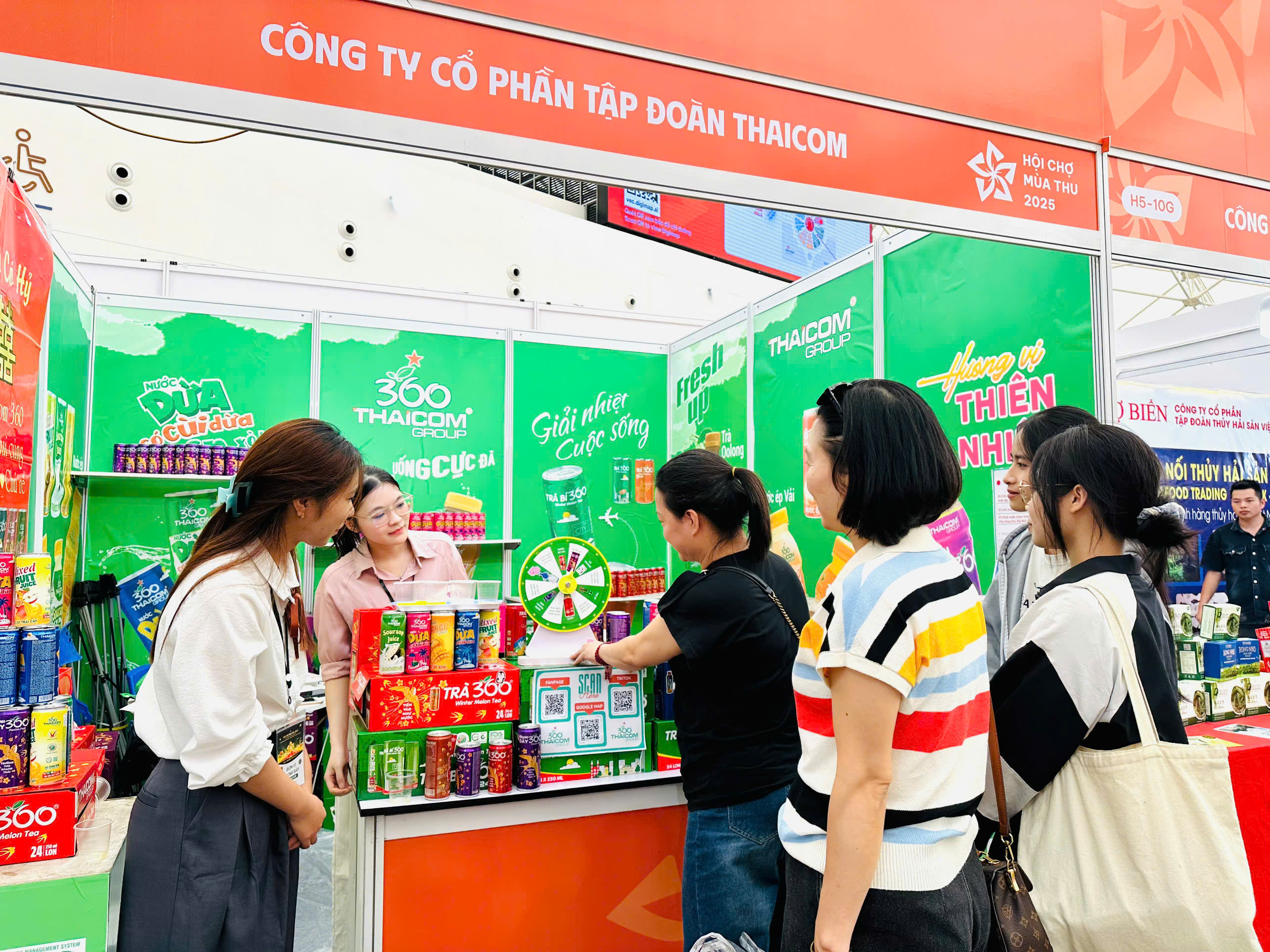 Nhiều gian hàng hút khách nhờ ưu đãi hấp dẫn tại Hội chợ Mùa Thu 2025