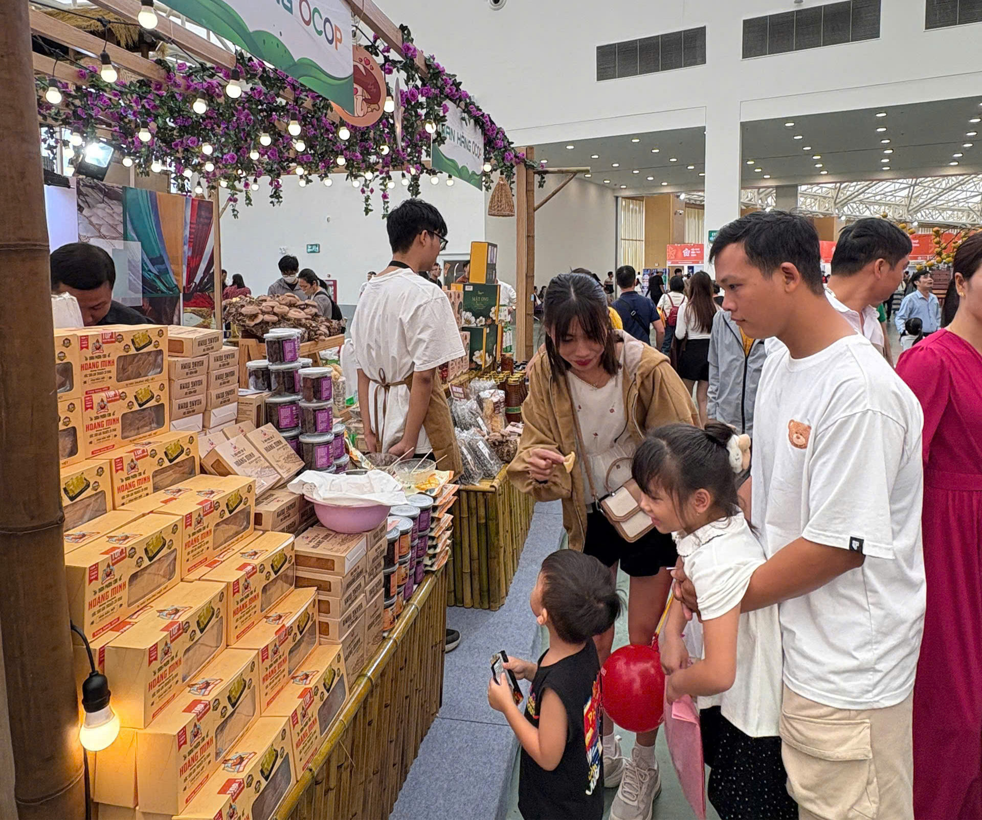 Gian hàng Bộ Nông nghiệp và Môi trường hút khách tại Hội chợ Mùa Thu