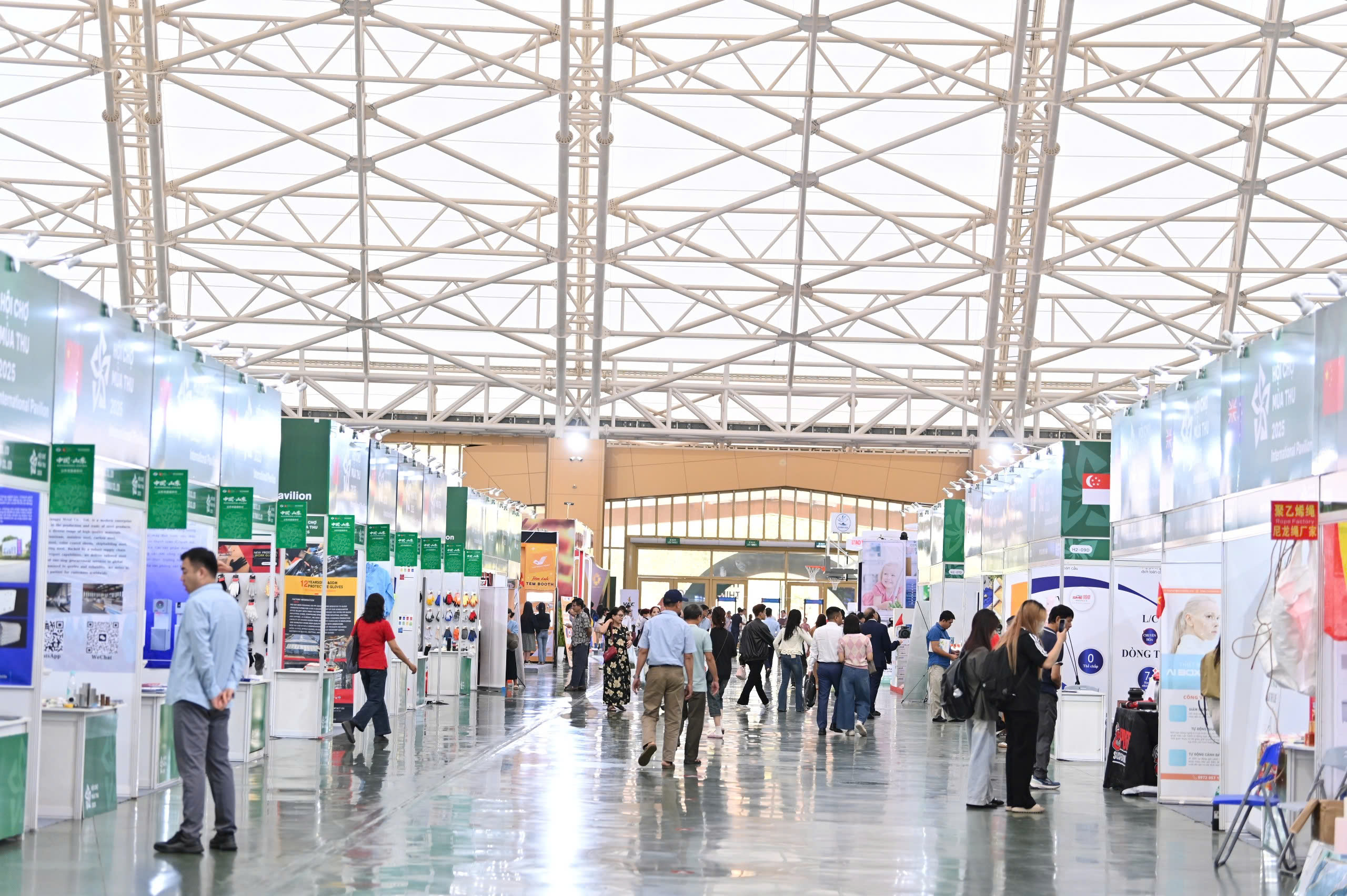 Truyền thông trong nước đưa tin đậm nét về gian hàng quốc tế tại Hội chợ Mùa Thu