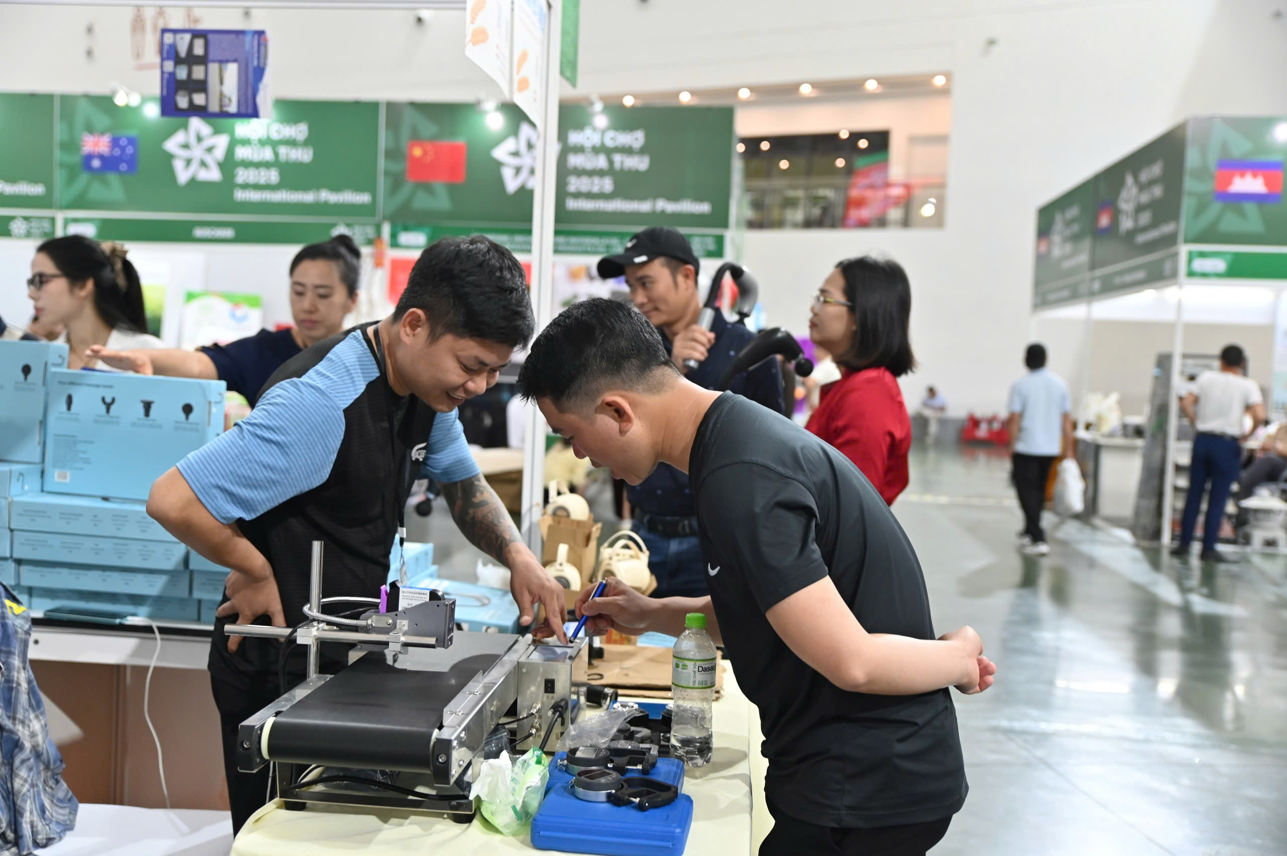 Toàn cảnh ngày thứ 3 Hội chợ Mùa Thu trên các cơ quan truyền thông