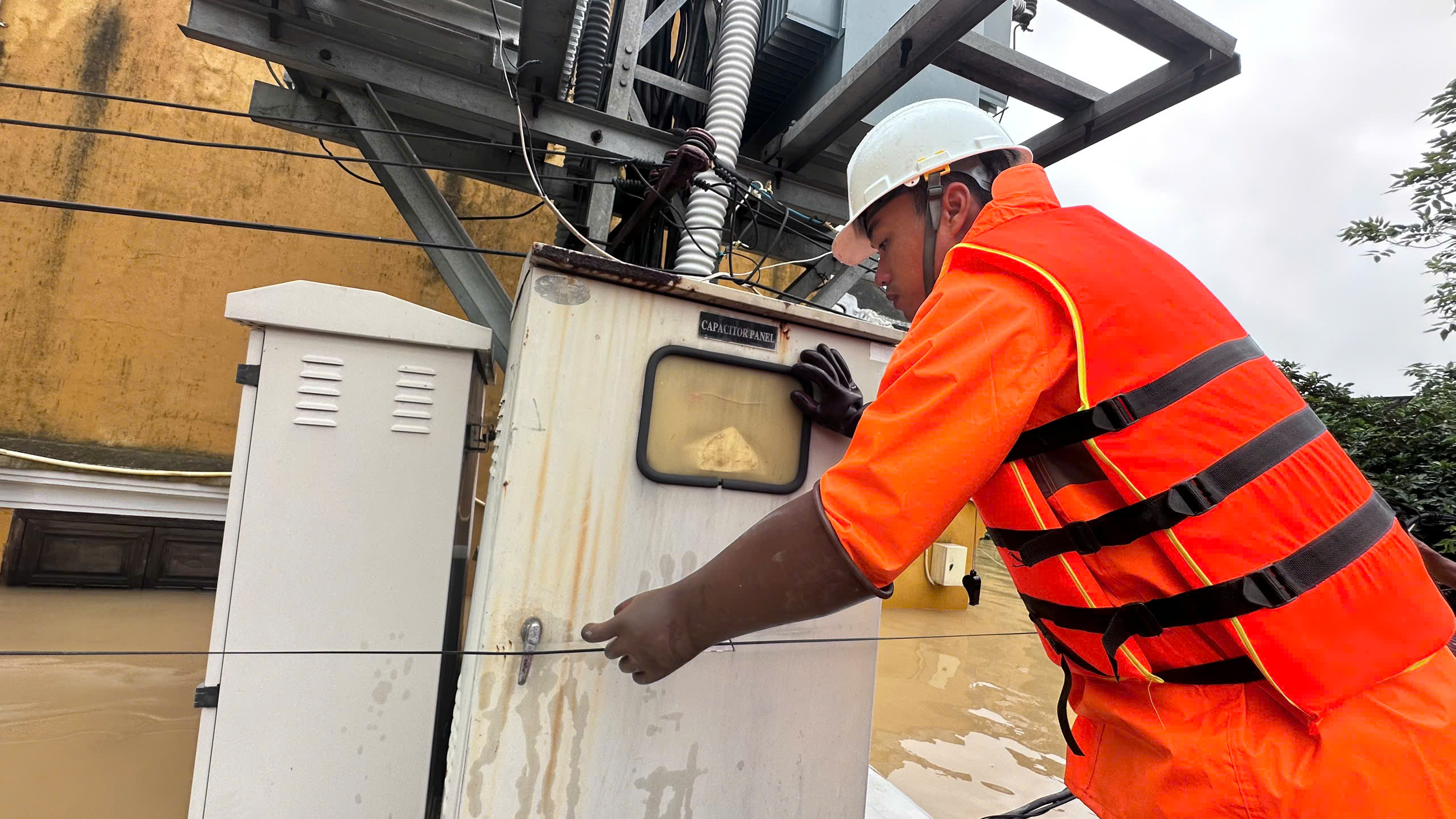 Hơn 413.000 khách hàng Đà Nẵng, Huế đang mất điện do mưa lũ