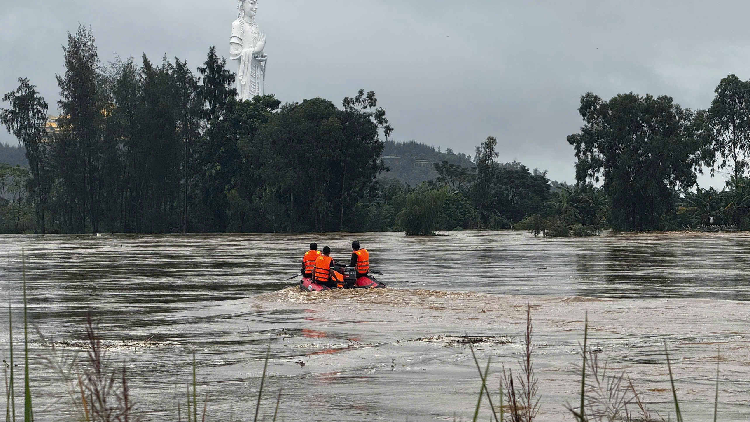 Quảng Ngãi: Kịp thời cứu một người đàn ông chơi vơi giữa dòng nước lũ