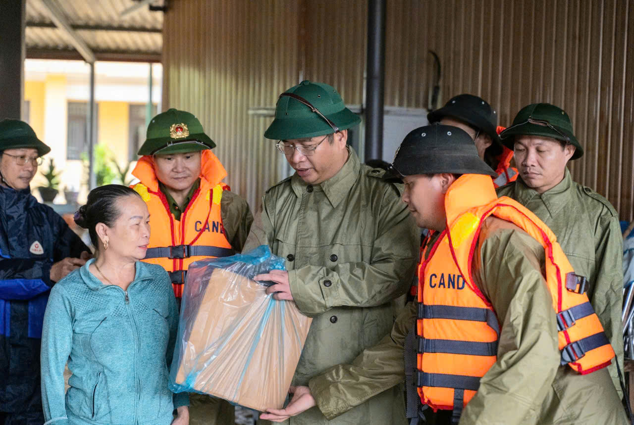 Thành phố Huế: Kịp thời thăm hỏi, tặng quà người dân vùng lũ