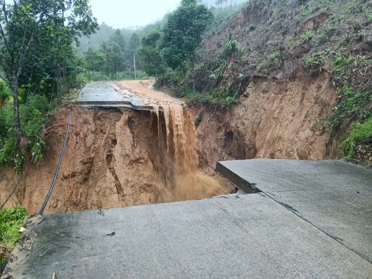 Mưa lũ Quảng Ngãi: Cấm qua cầu Trà Khúc 1, sạt lở đất cô lập nhiều xã