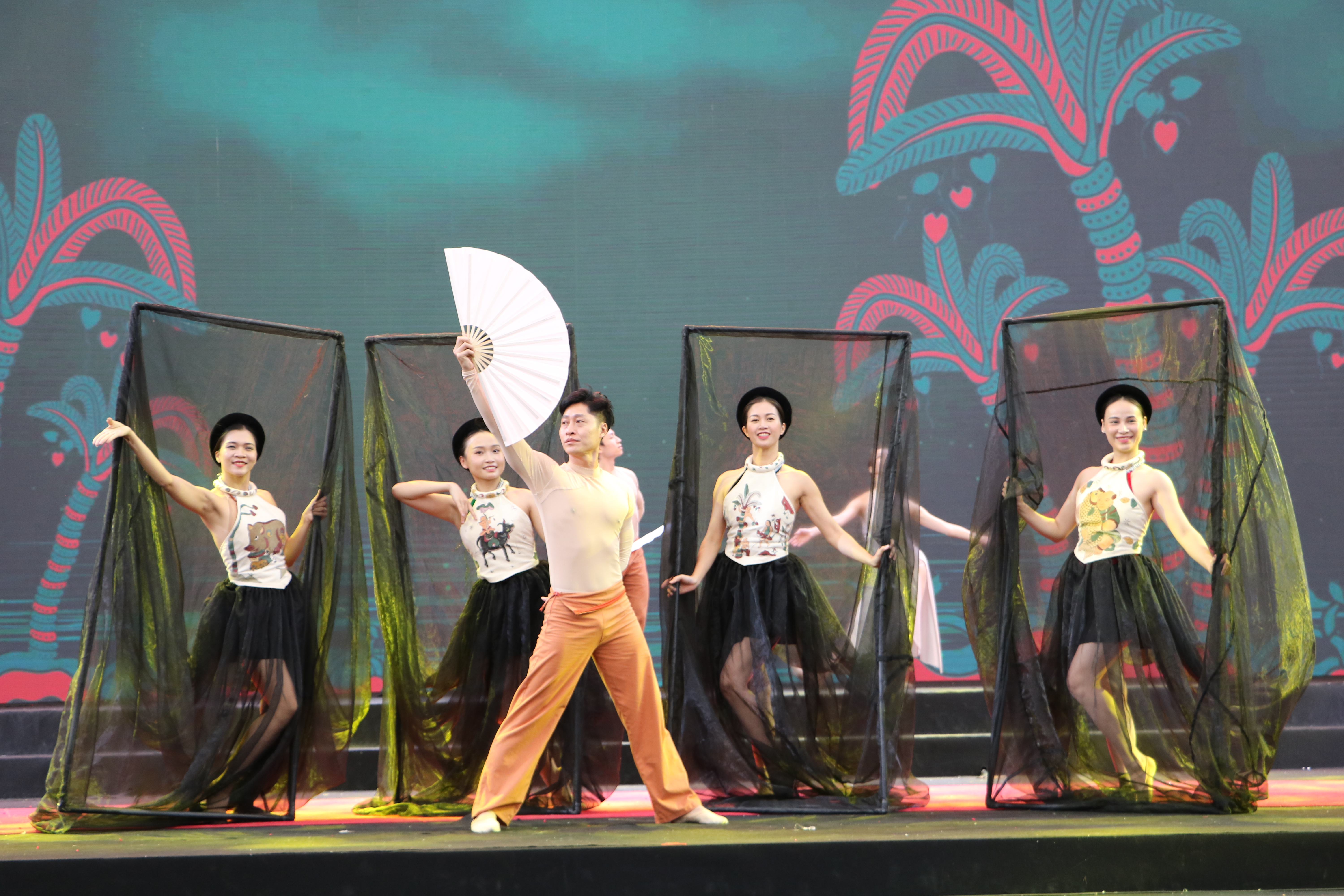 Nghệ thuật thắp sáng không gian Hội chợ Mùa Thu lần thứ nhất – 2025