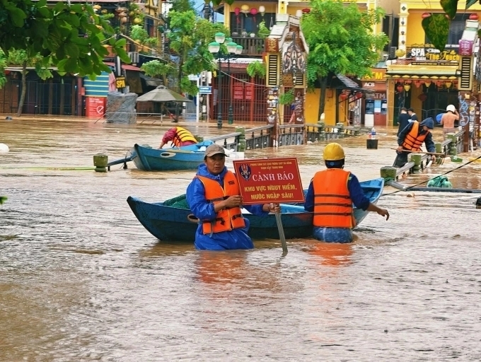 Mưa lũ lớn, hơn 100.000 ngôi nhà tại miền Trung bị ngập