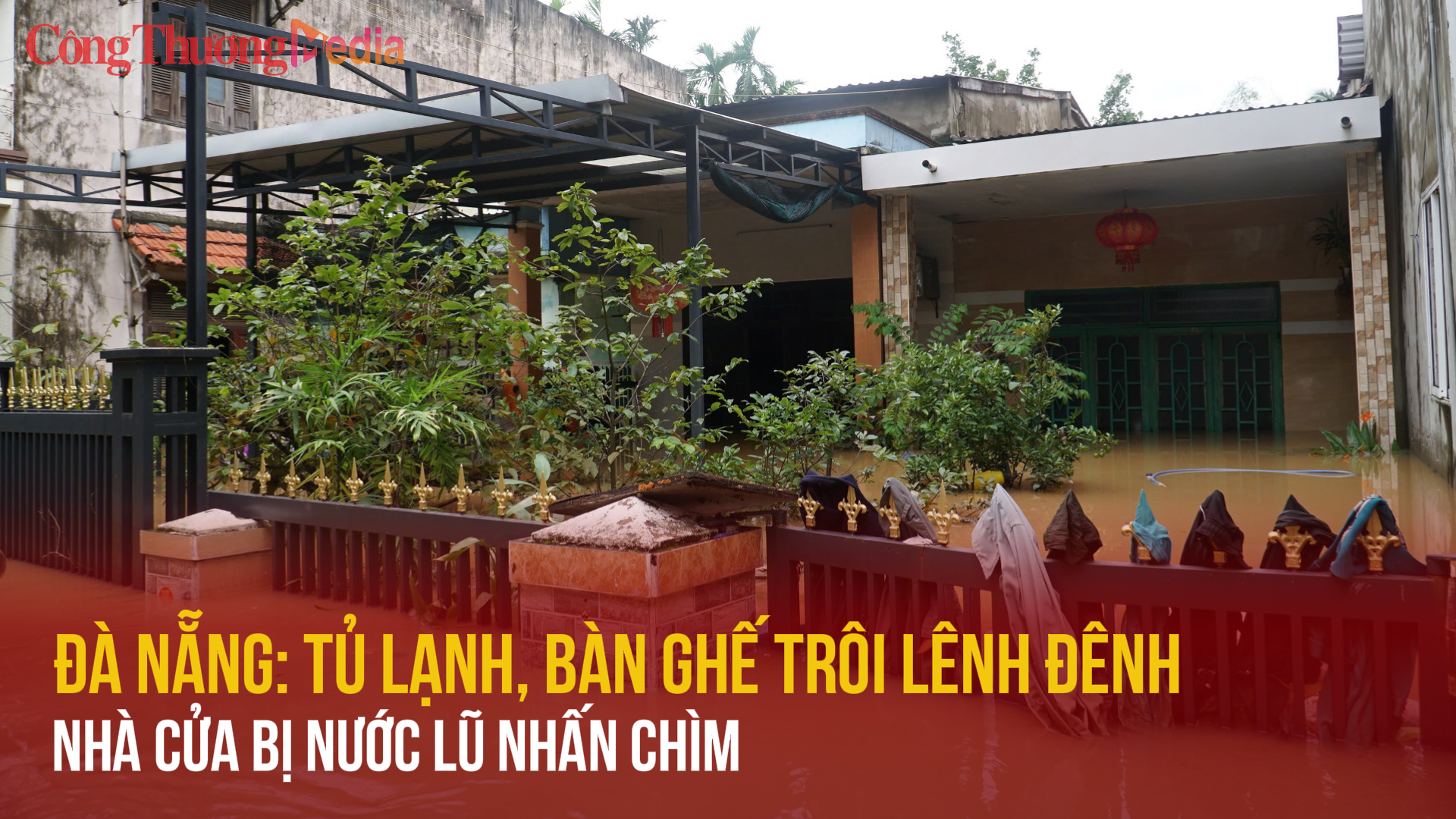 Đà Nẵng: Tủ lạnh, bàn ghế trôi lênh đênh, nhà cửa bị nước lũ nhấn chìm