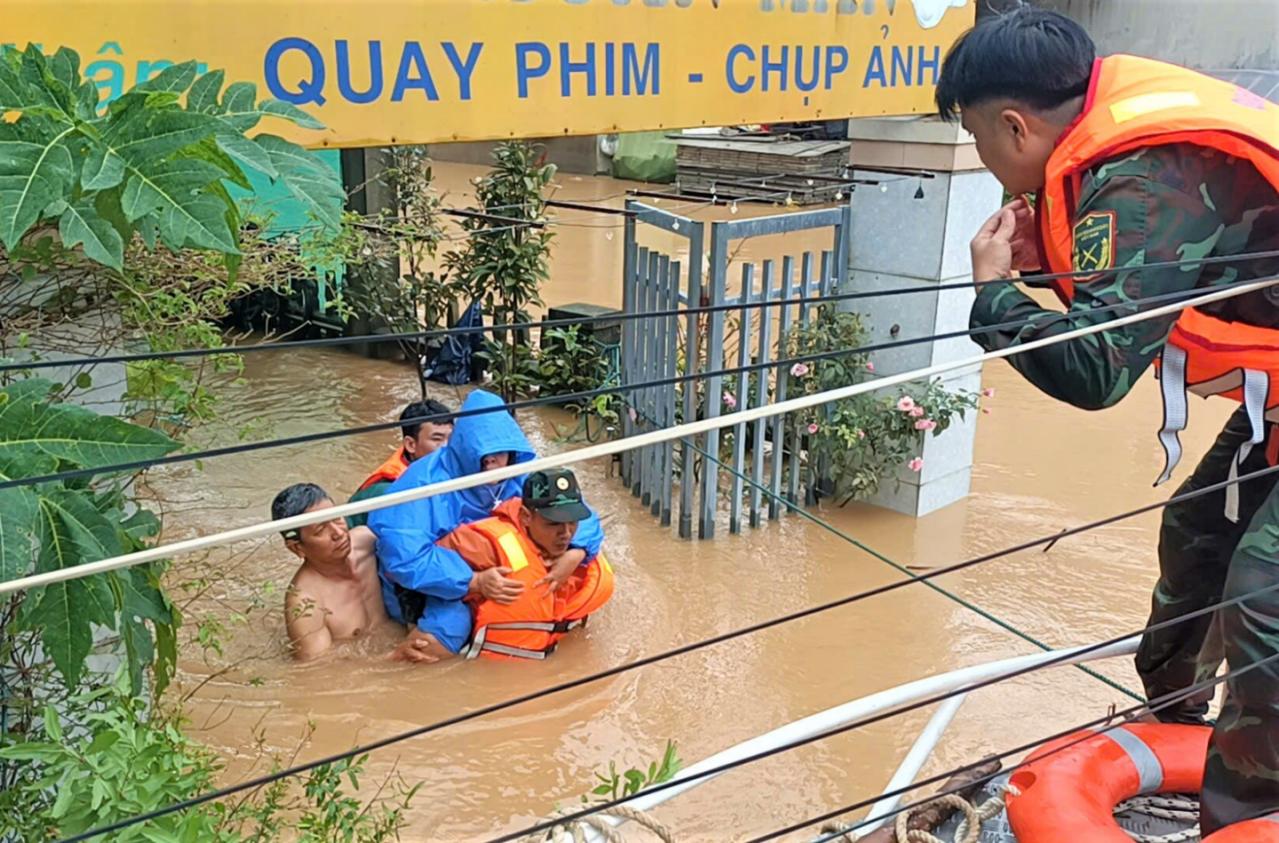 Miền Trung quay cuồng trong lũ dữ lịch sử