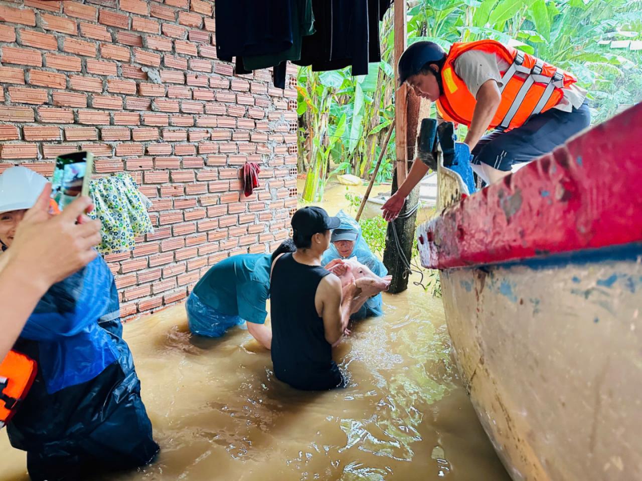 Quảng Ngãi: Nước lũ bủa vây khắp nơi