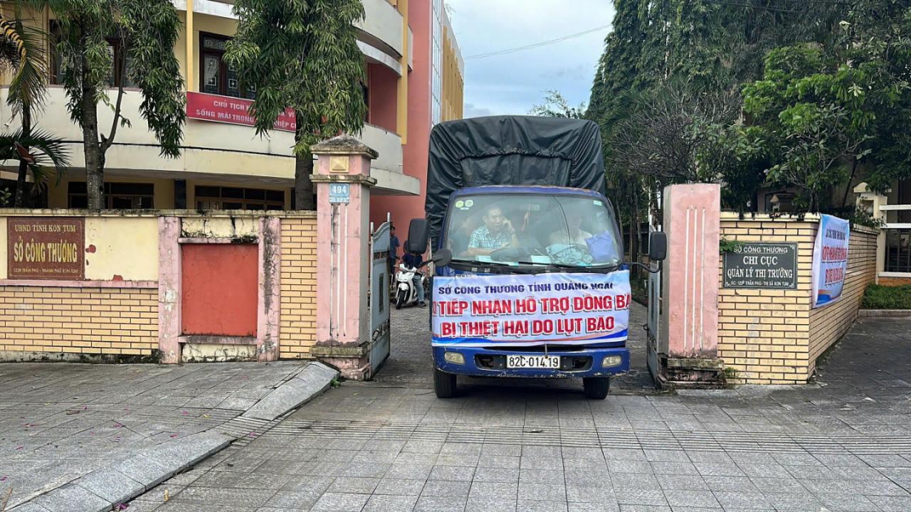 Chuyến xe cứu trợ đầu tiên đến với 1.700 người bị cô lập