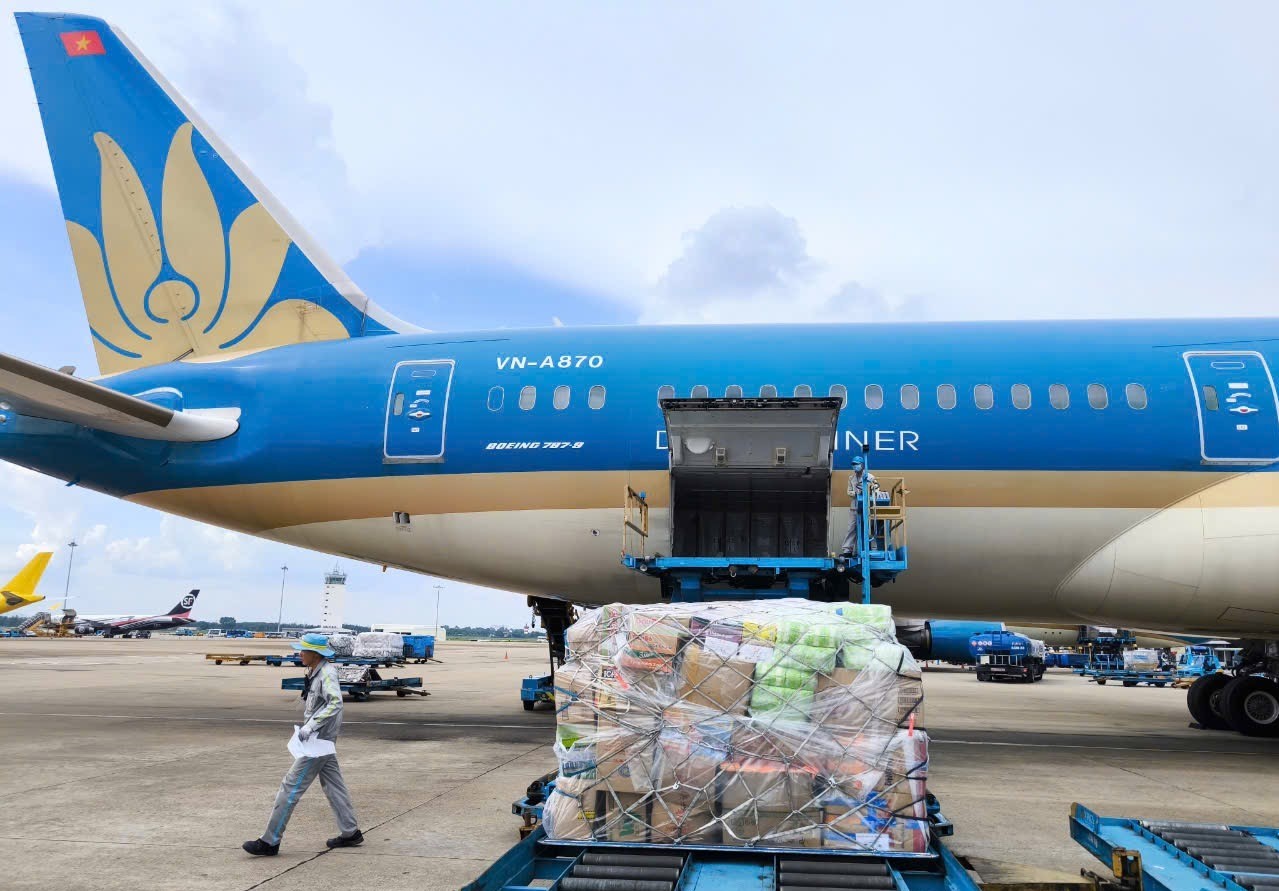 Vietnam Airlines vận chuyển miễn phí hàng hóa hỗ trợ vùng mưa lũ 
