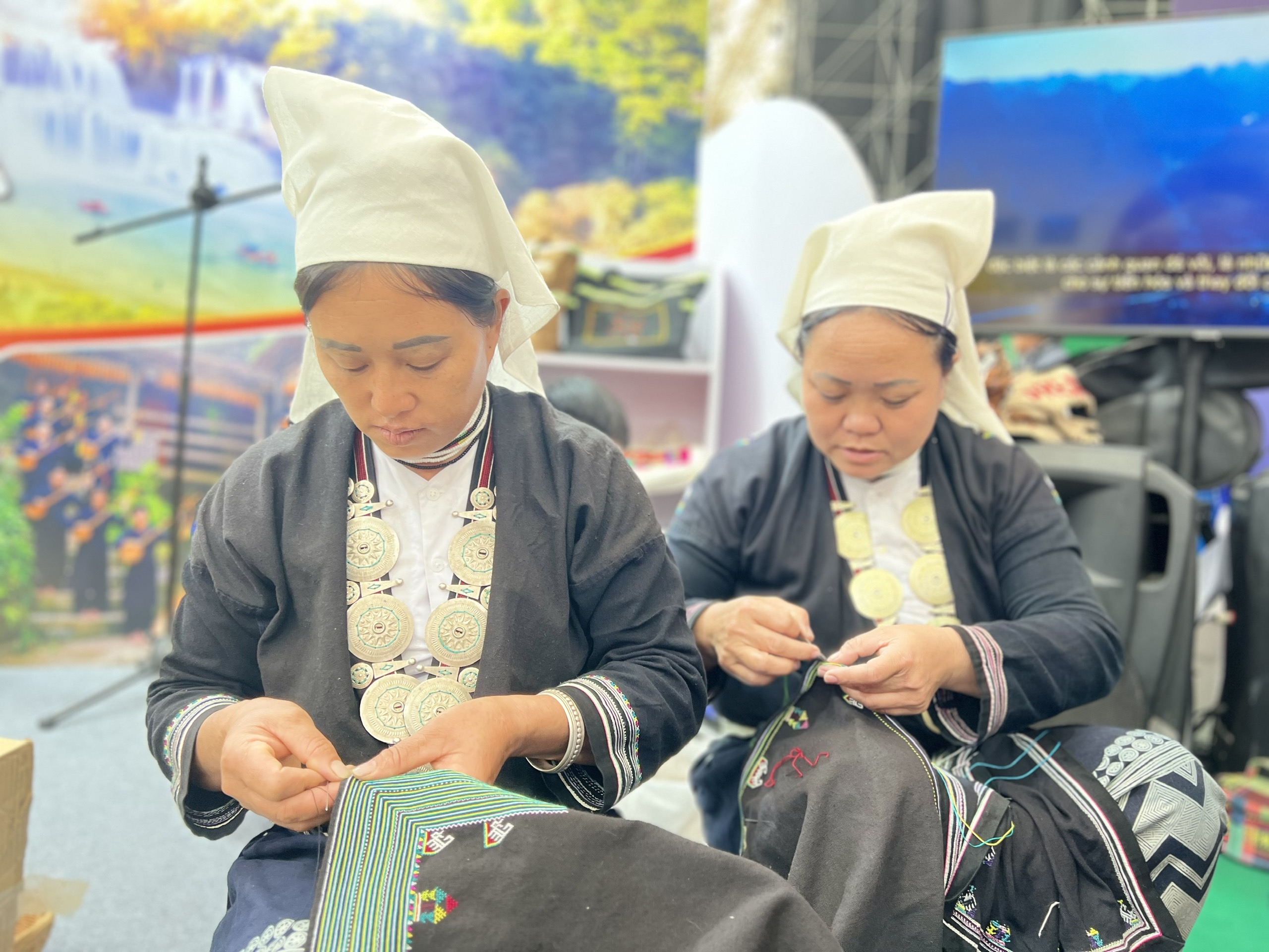 Xem phụ nữ Dao Tiền may váy áo ở Hội chợ Mùa Thu