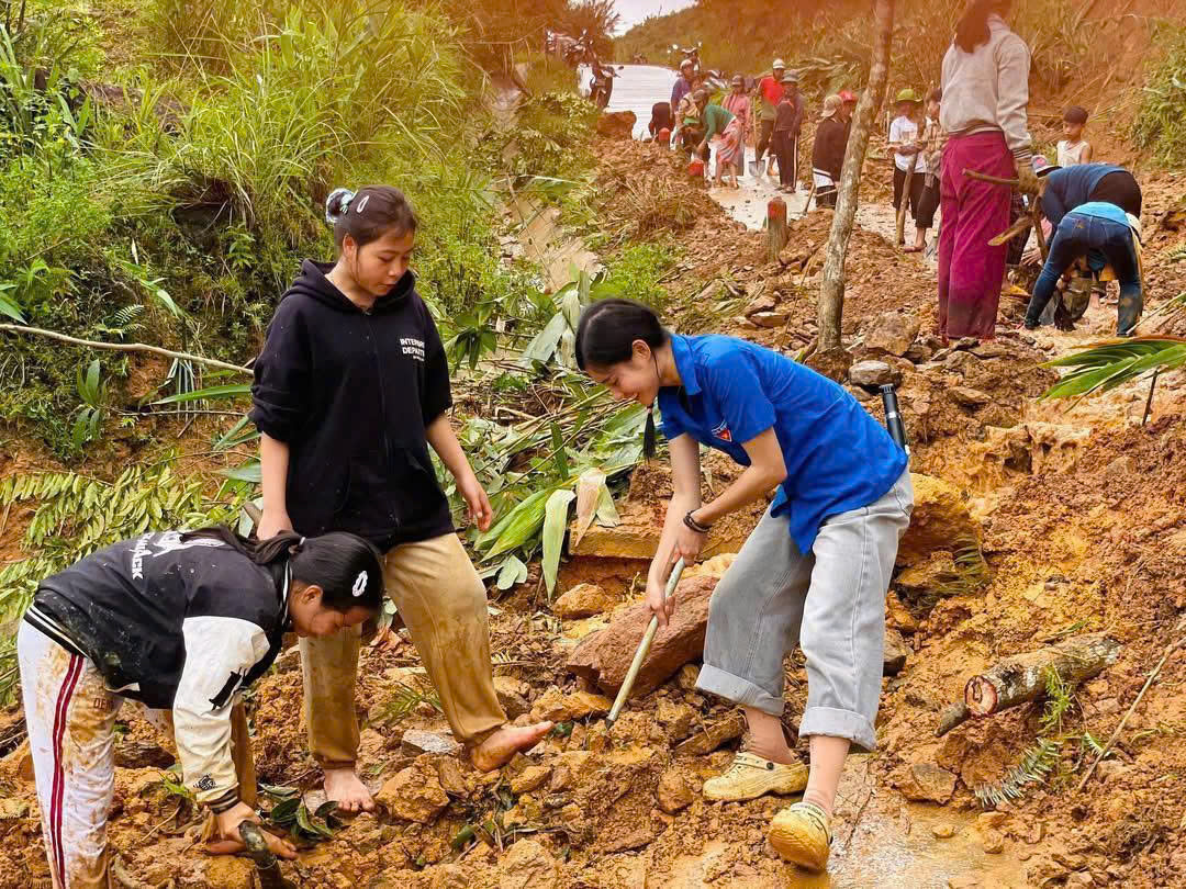 Đà Nẵng: Chung tay làm sạch môi trường sau lũ