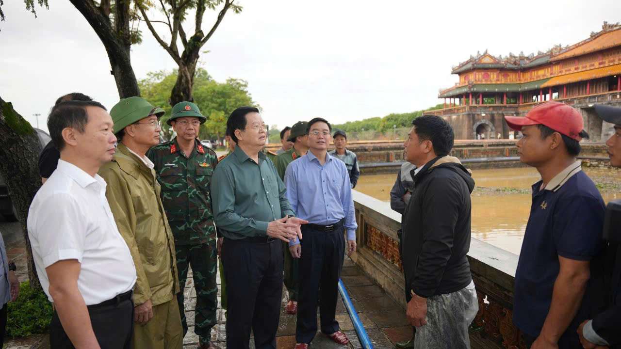 Phó Thủ tướng Chính phủ Mai Văn Chính kiểm tra khắc phục mưa lũ ở Huế