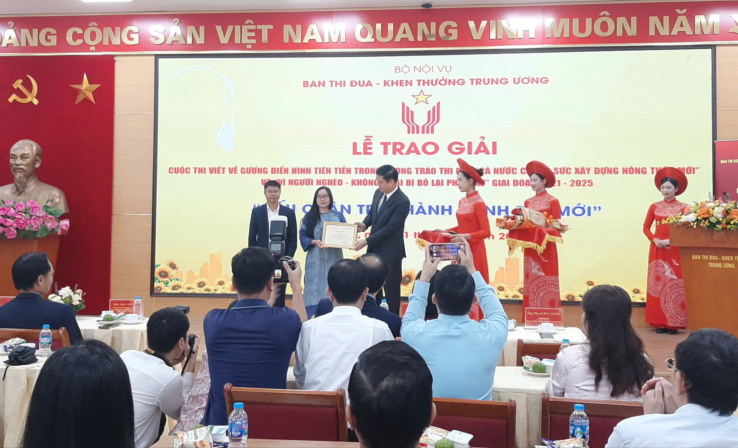 Trao giải cuộc thi viết 'Dấu chân trên hành trình đổi mới'