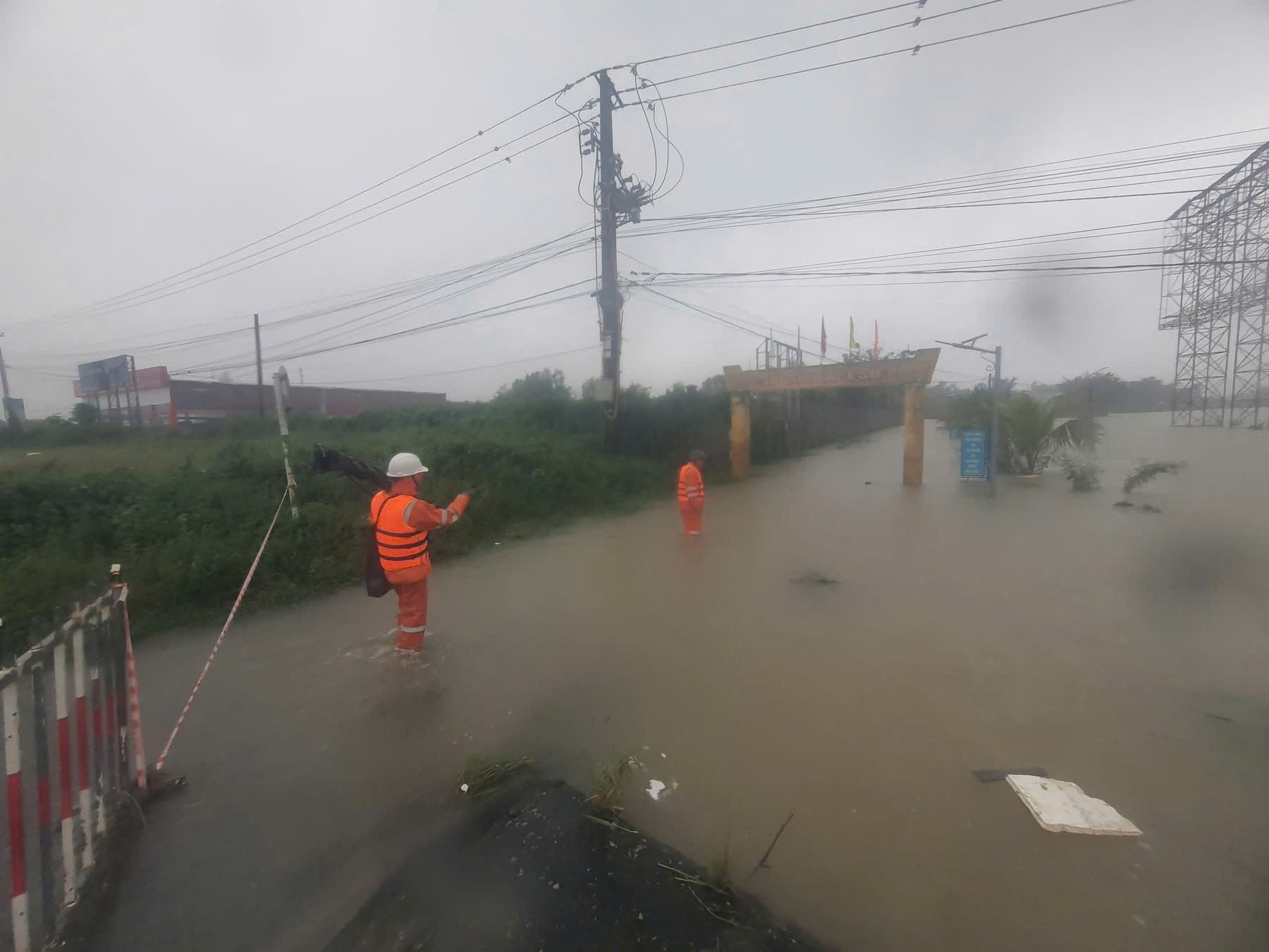 EVNCPC ứng phó khẩn bão số 13: Giữ vững an toàn, kỷ luật trong mưa lũ