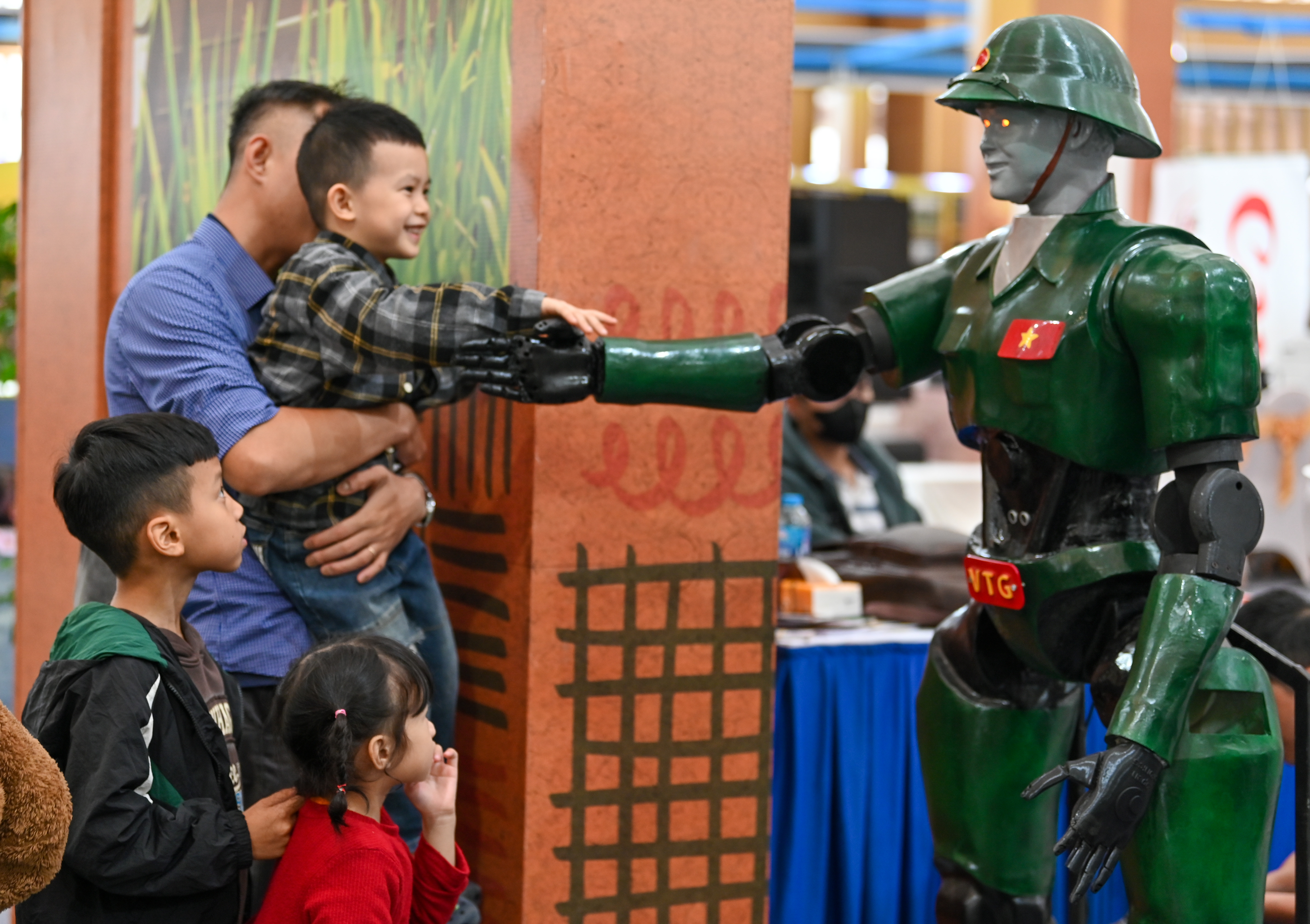 Robot Việt khuấy động Hội chợ Mùa Thu 2025