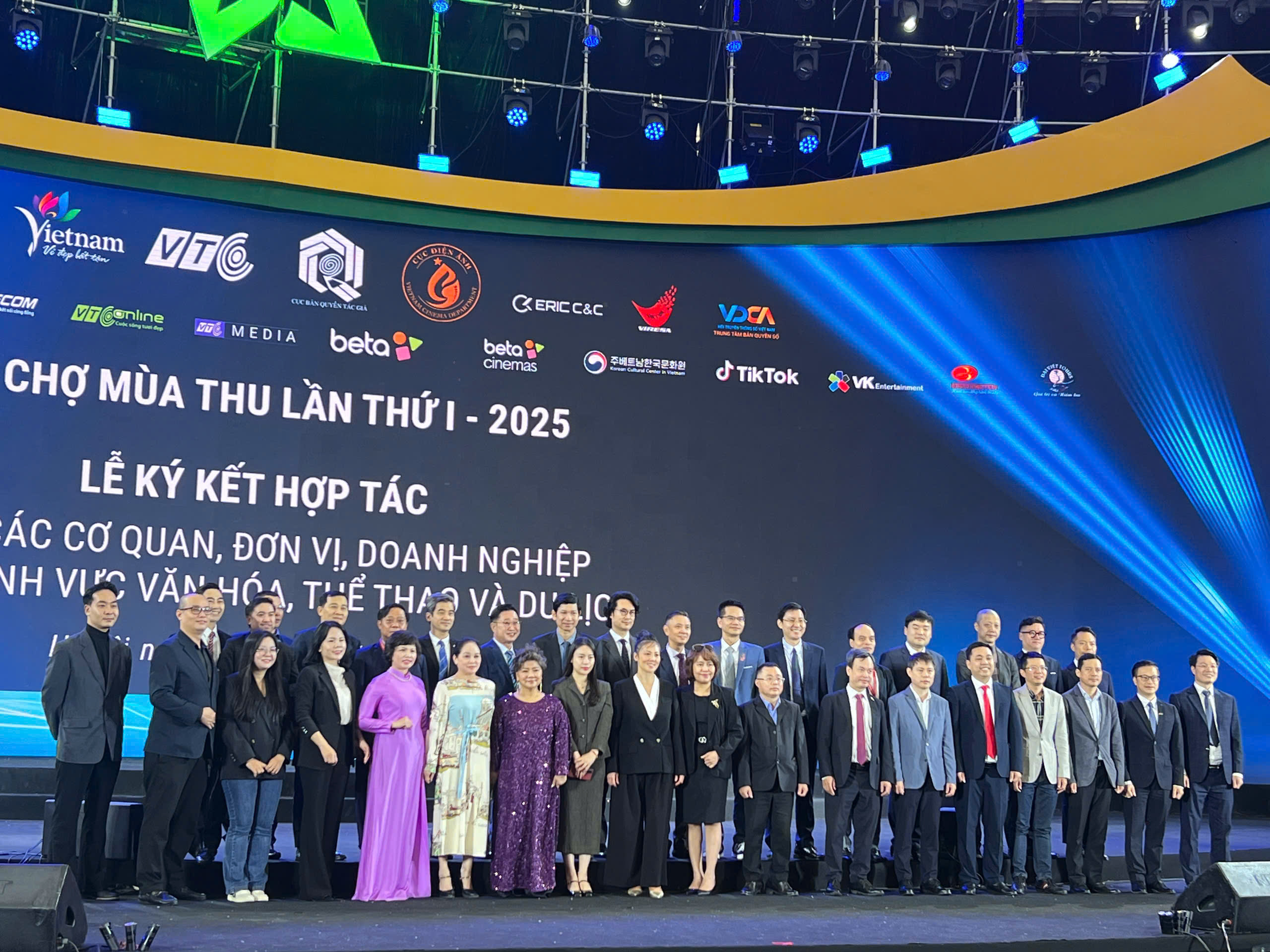 18 lễ ký kết chuyển đổi số về văn hóa, thể thao, du lịch tại Hội chợ Mùa Thu