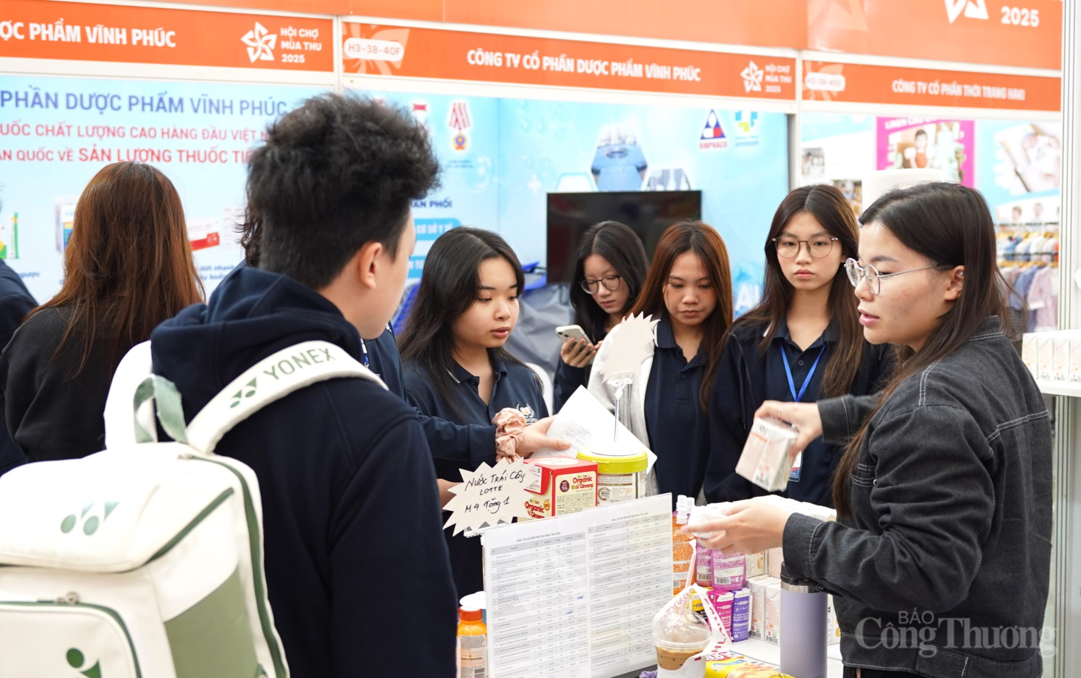 Ngày cuối Hội chợ Mùa Thu 2025 vẫn nườm nượp người mua sắm