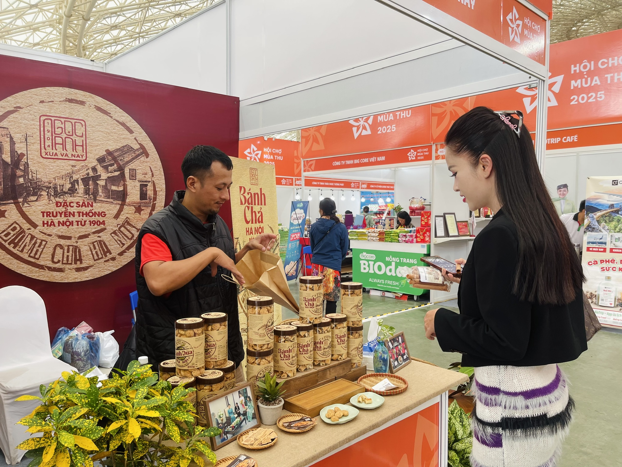 Người dân ấn tượng với quy mô và chất lượng Hội chợ Mùa Thu