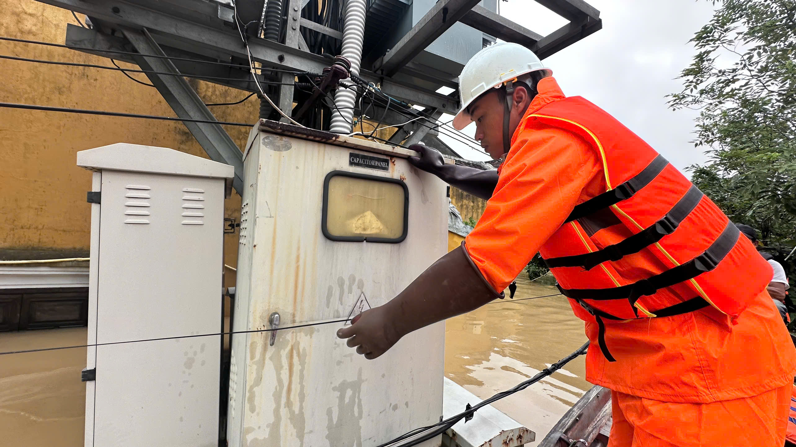 Gần 100% khách hàng miền Trung đã được khôi phục cấp điện sau mưa lũ