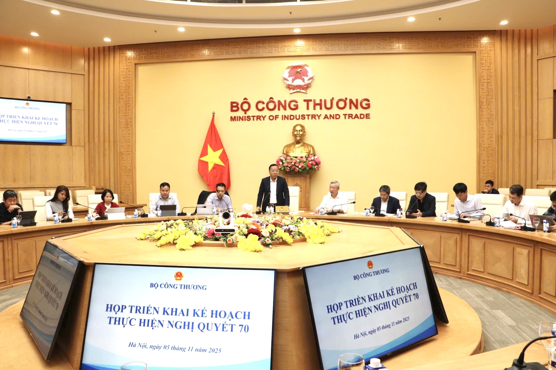Chùm ảnh: Bộ Công Thương họp triển khai Nghị quyết 70