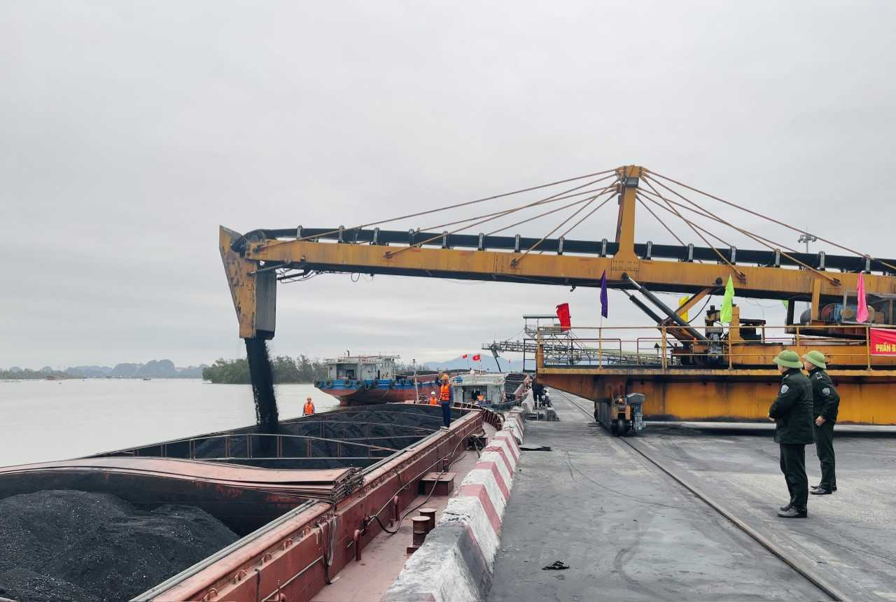 Thi đua sản xuất chào mừng ngày truyền thống công nhân vùng Mỏ