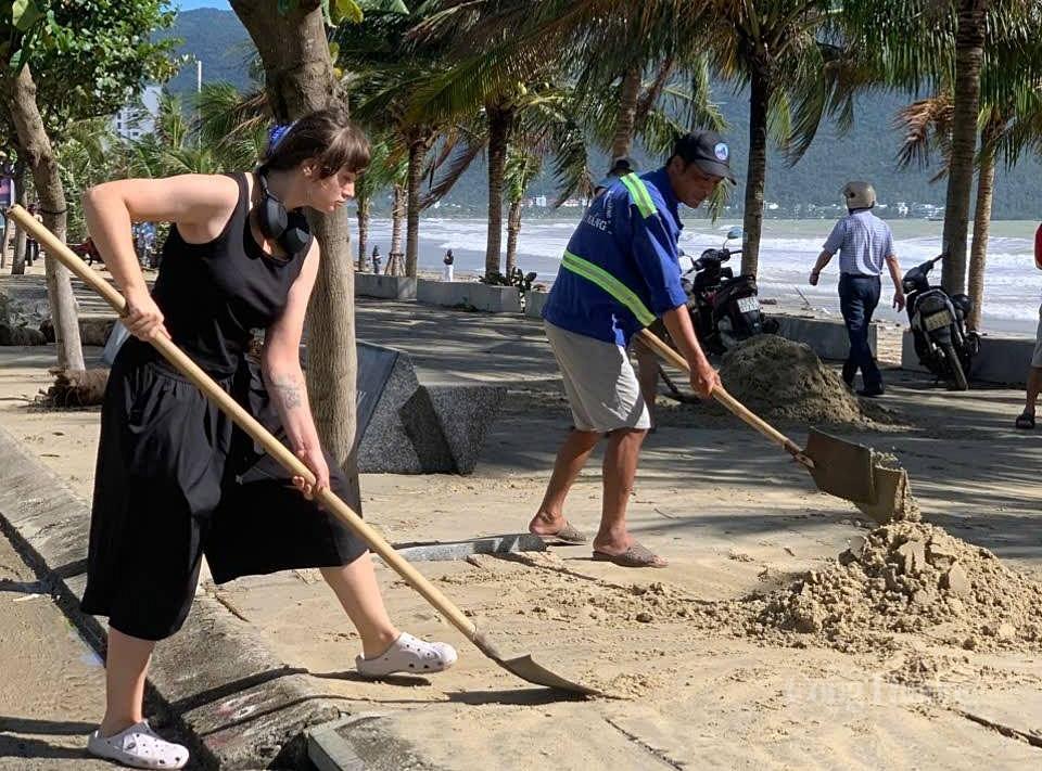 Người dân, du khách chung tay làm sạch biển Đà Nẵng sau bão số 13