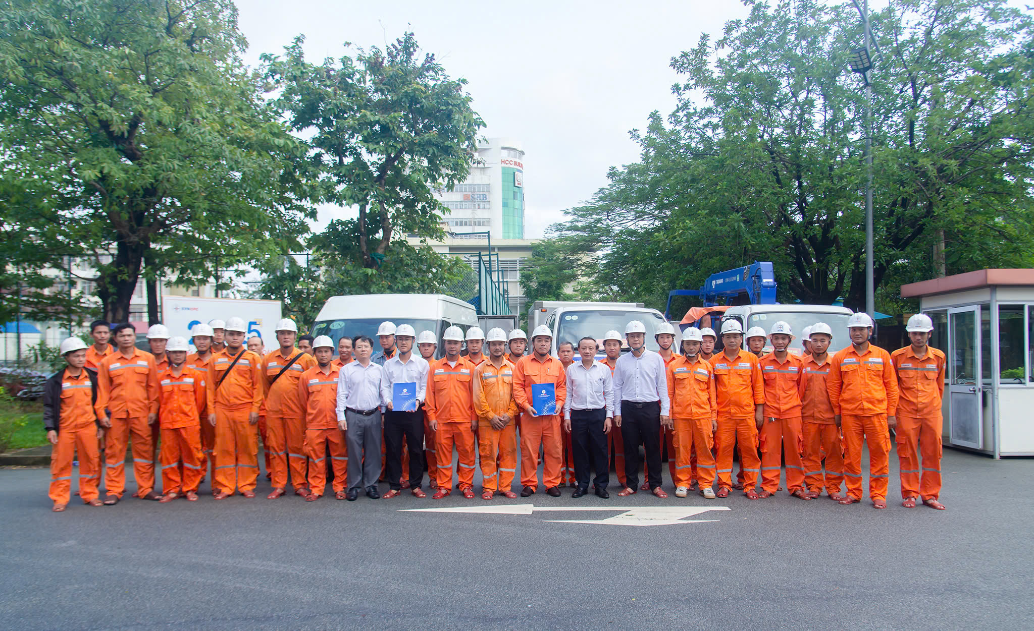 Điện lực Huế hỗ trợ Điện lực Gia Lai khắc phục lưới điện sau bão số 13