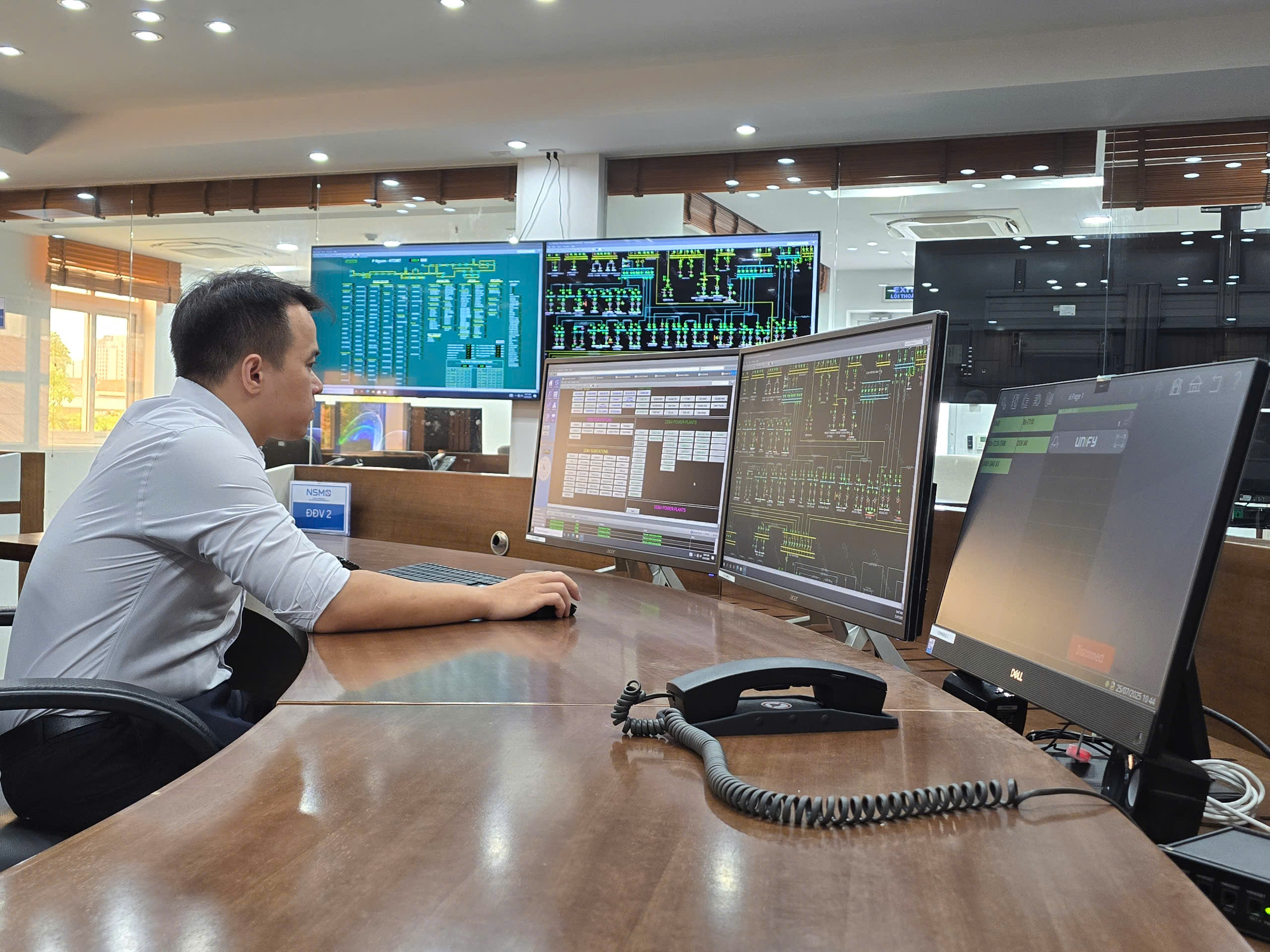 Hệ thống điện quốc gia vận hành an toàn trong bão số 13