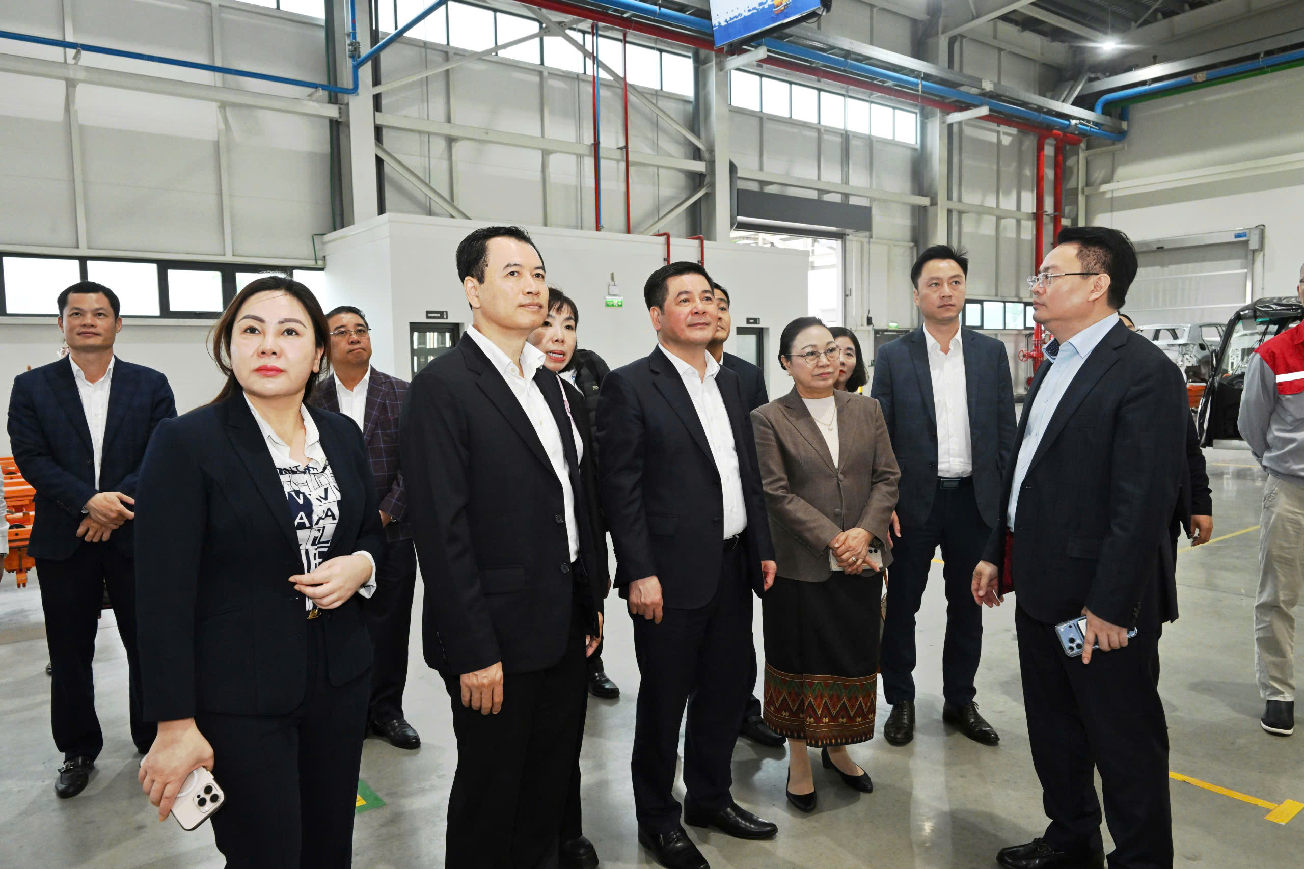 Chùm ảnh: Bộ trưởng Bộ Công Thương Việt  Nam và Lào thăm, làm việc tại Nhà máy ô tô Thành Công Việt Hưng