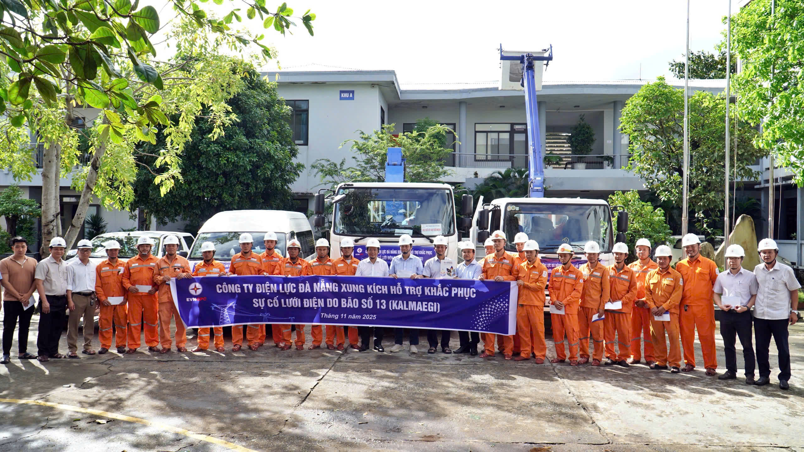 Hơn 1.300 nhân lực EVNCPC khẩn trương khôi phục cấp điện sau bão số 13