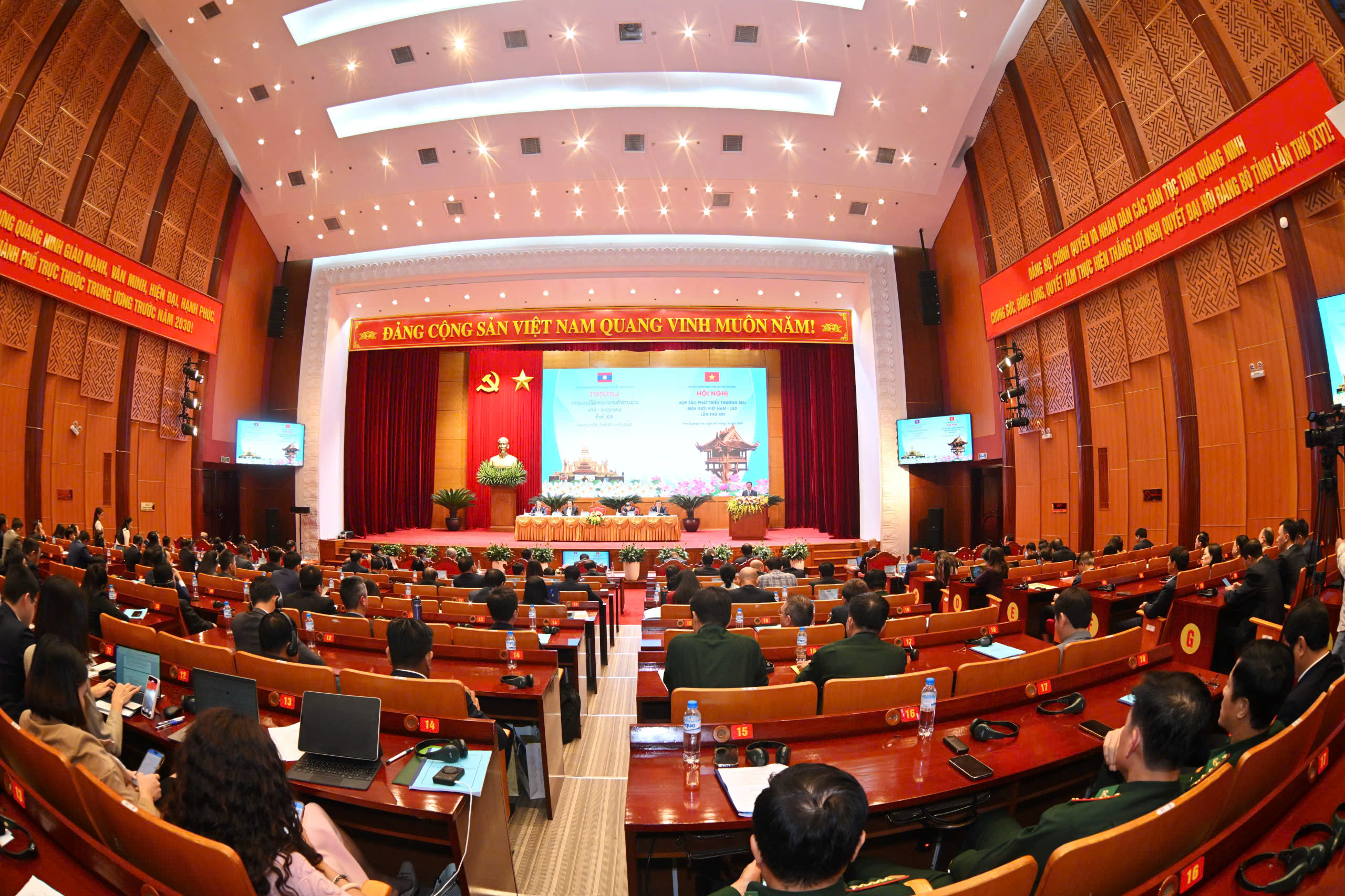 Giải pháp tạo thuận lợi cho hợp tác thương mại, công nghiệp, năng lượng Việt - Lào