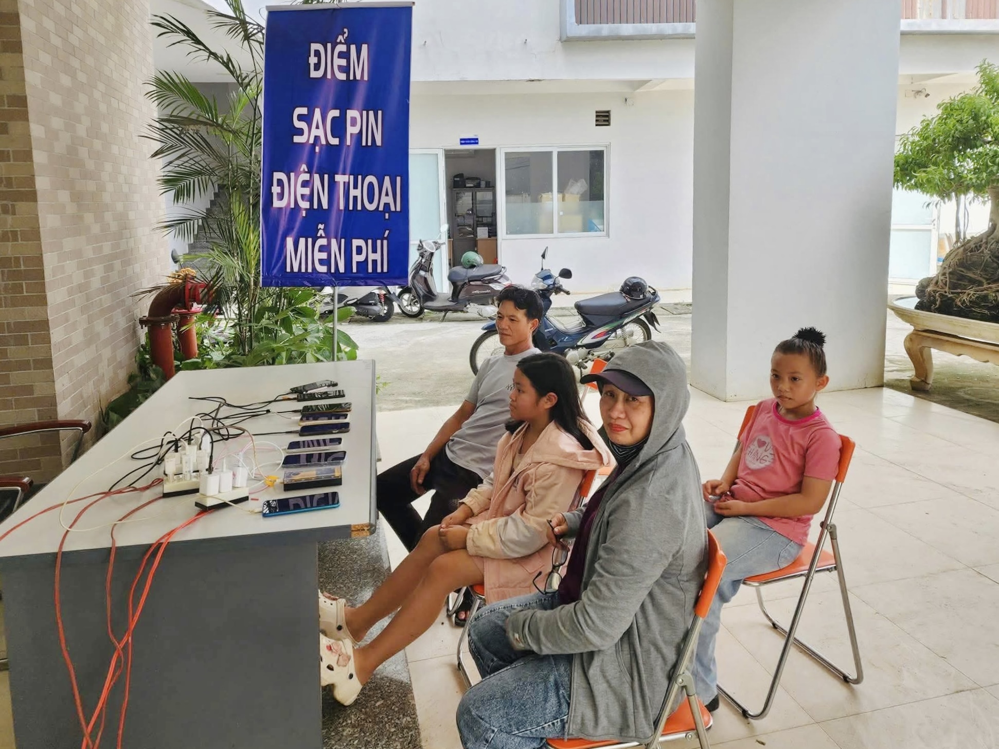 Gia Lai: Ấp áp tình dân từ những điểm sạc pin miễn phí sau bão số 13