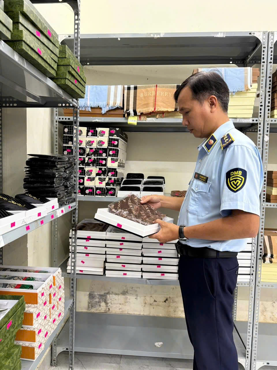 Quản lý thị trường Quảng Ngãi: Siết kiểm tra, xử lý vi phạm nhãn hiệu