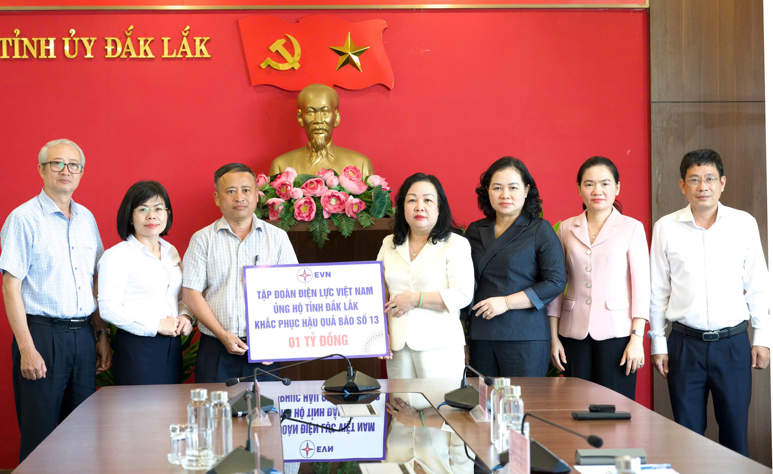EVN ủng hộ tỉnh Đắk Lắk 1 tỷ đồng khắc phục hậu quả sau bão số 13