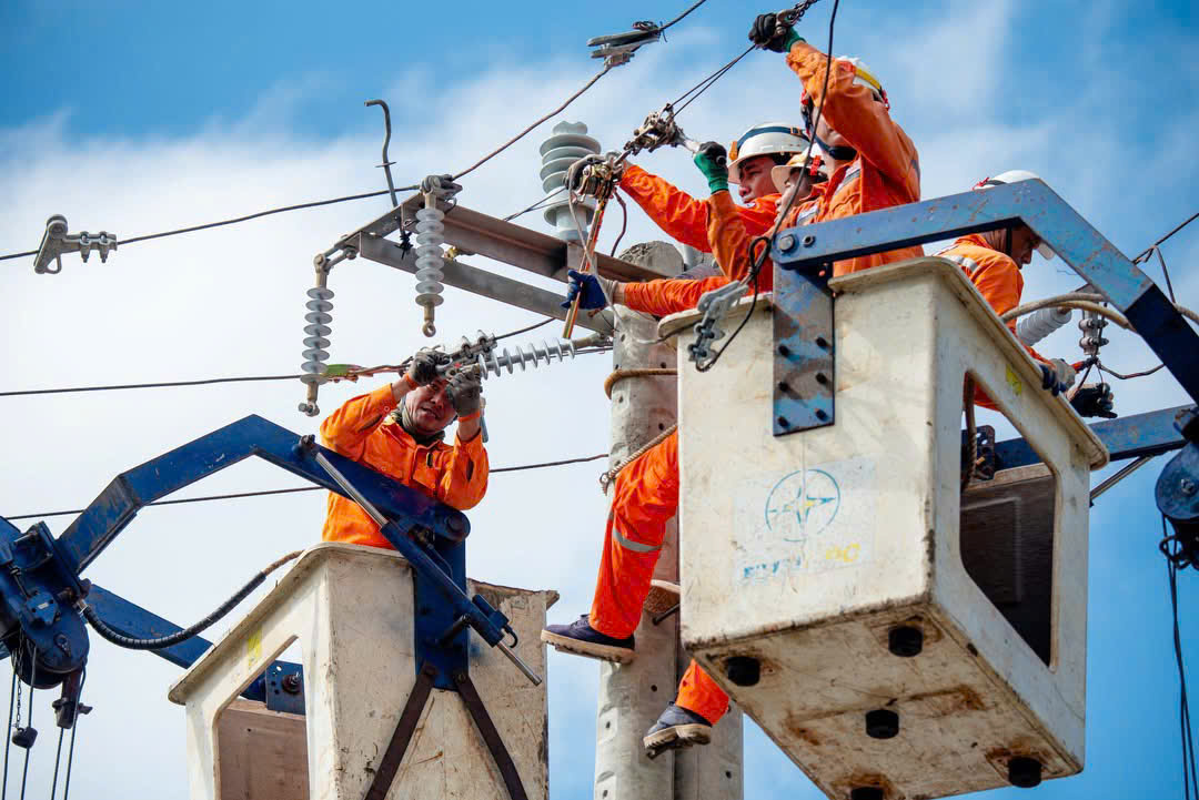 Đã khôi phục toàn bộ lưới điện 110kV bị ảnh hưởng do bão số 13