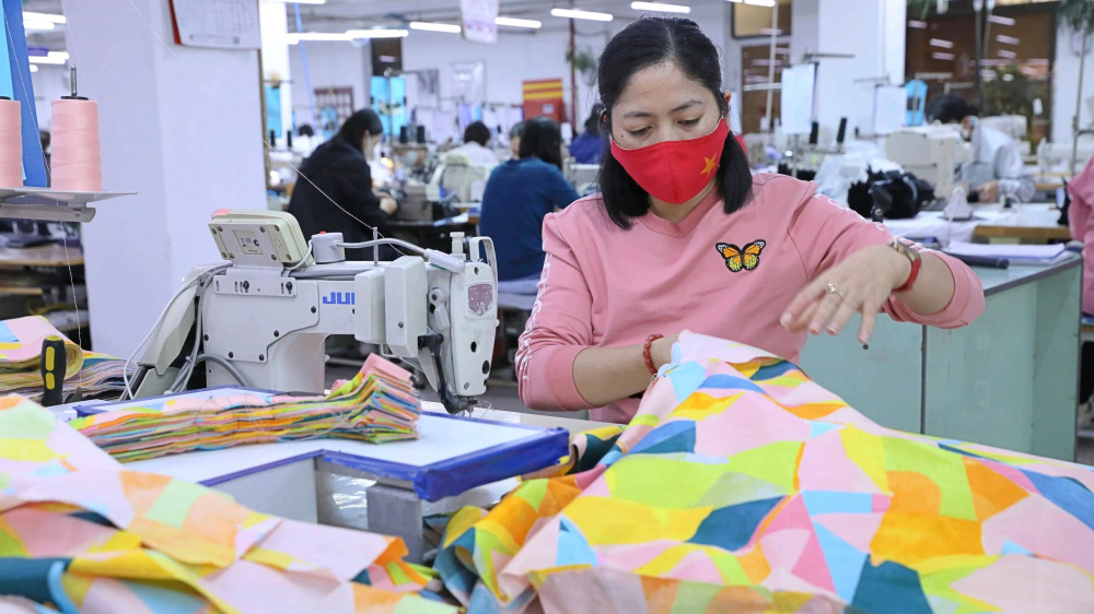 Xanh hóa ngành dệt may: Thách thức nào đang ‘níu chân’ doanh nghiệp?