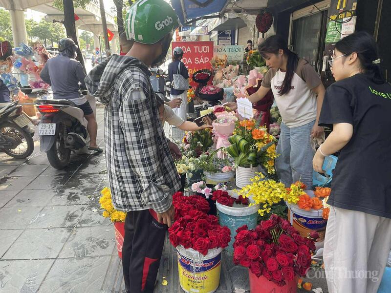 Thị trường quà tặng 20/11: Đa dạng lựa chọn, nhiều phân khúc