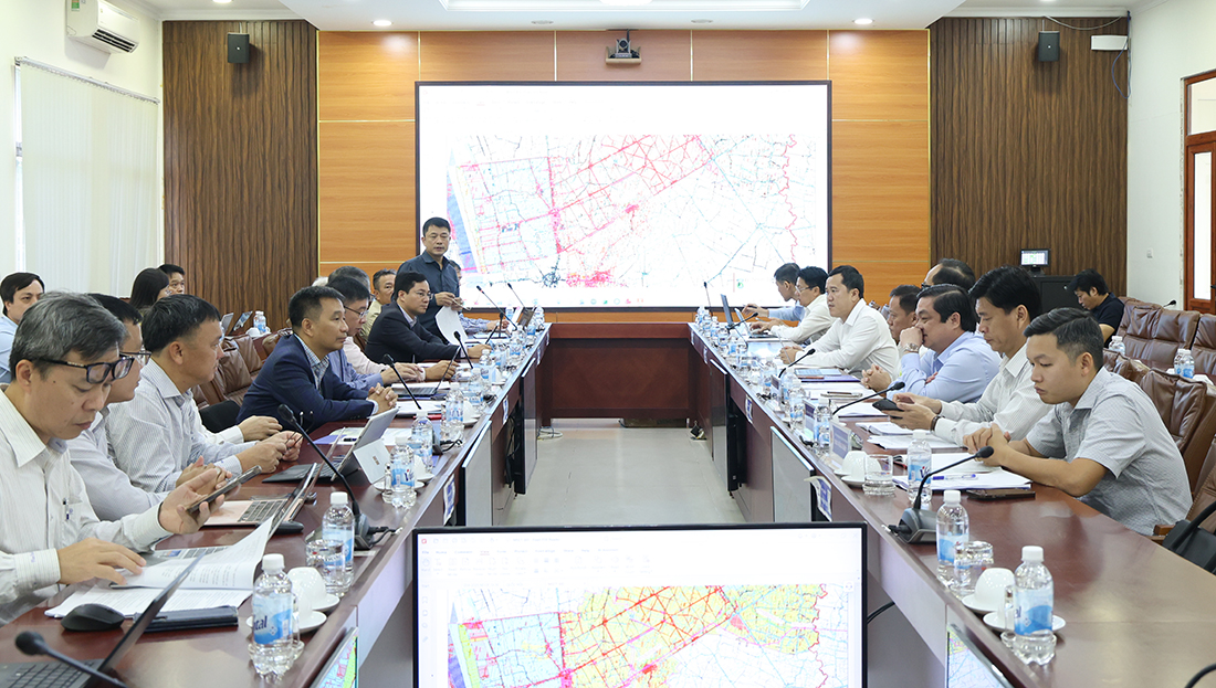 EVNNPT và Cà Mau bắt tay đẩy nhanh tiến độ 5 dự án truyền tải điện