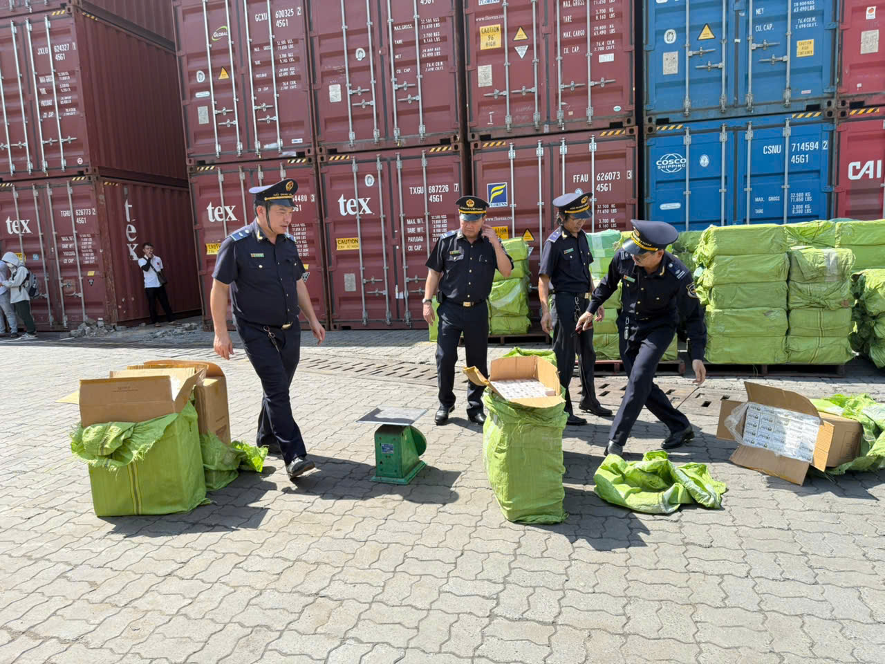 Buôn lậu diễn biến phức tạp, hải quan triển khai cao điểm cuối năm