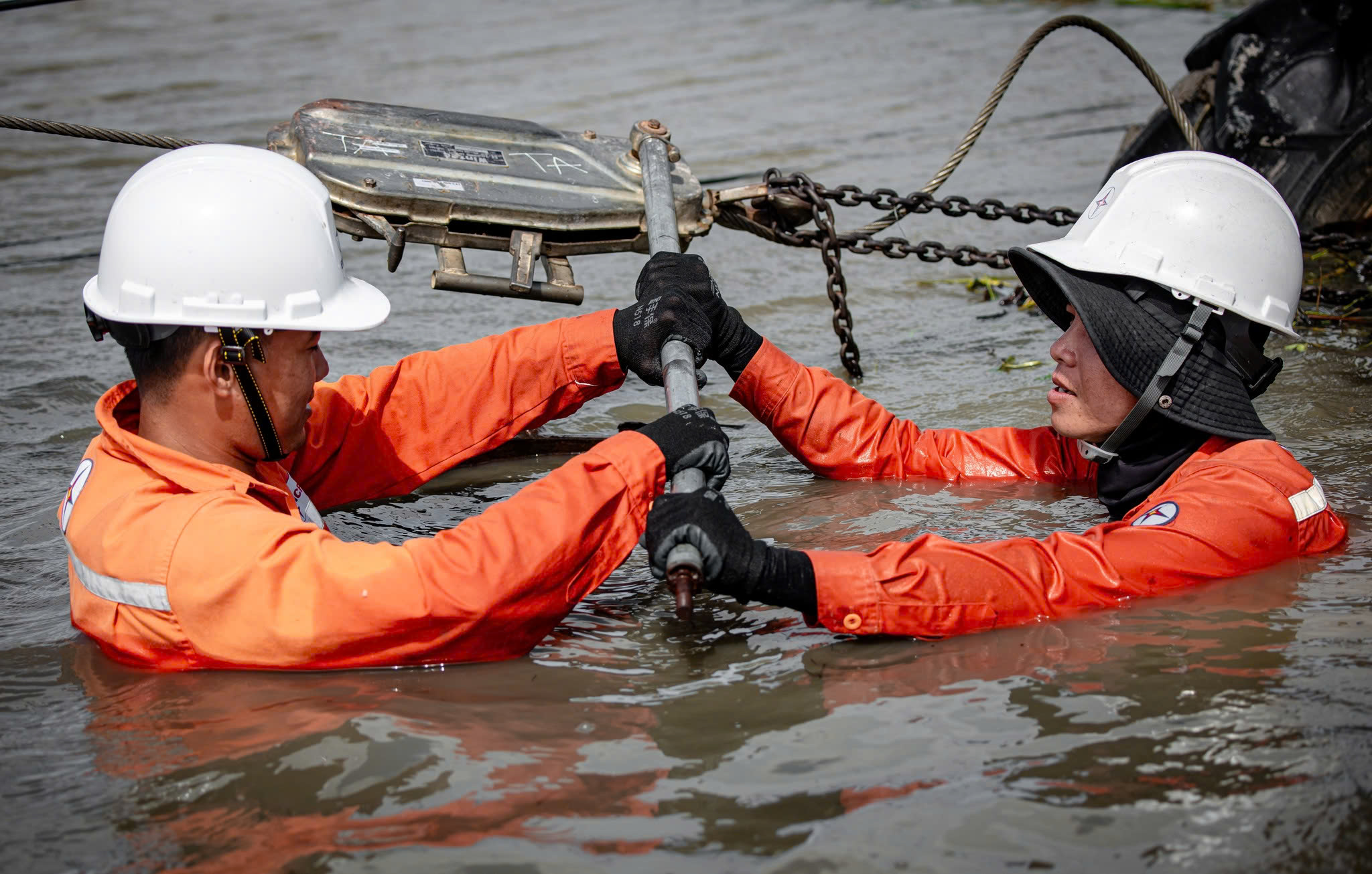 Khen thưởng tập thể, cá nhân EVNCPC khôi phục cấp điện sau bão số 13