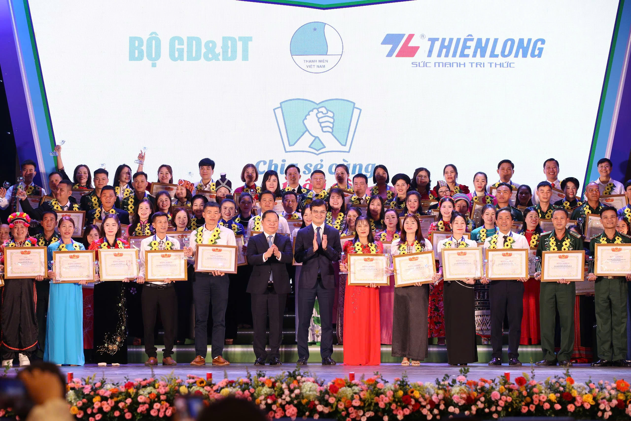 'Chia sẻ cùng thầy cô' vinh danh 80 nhà giáo tiêu biểu